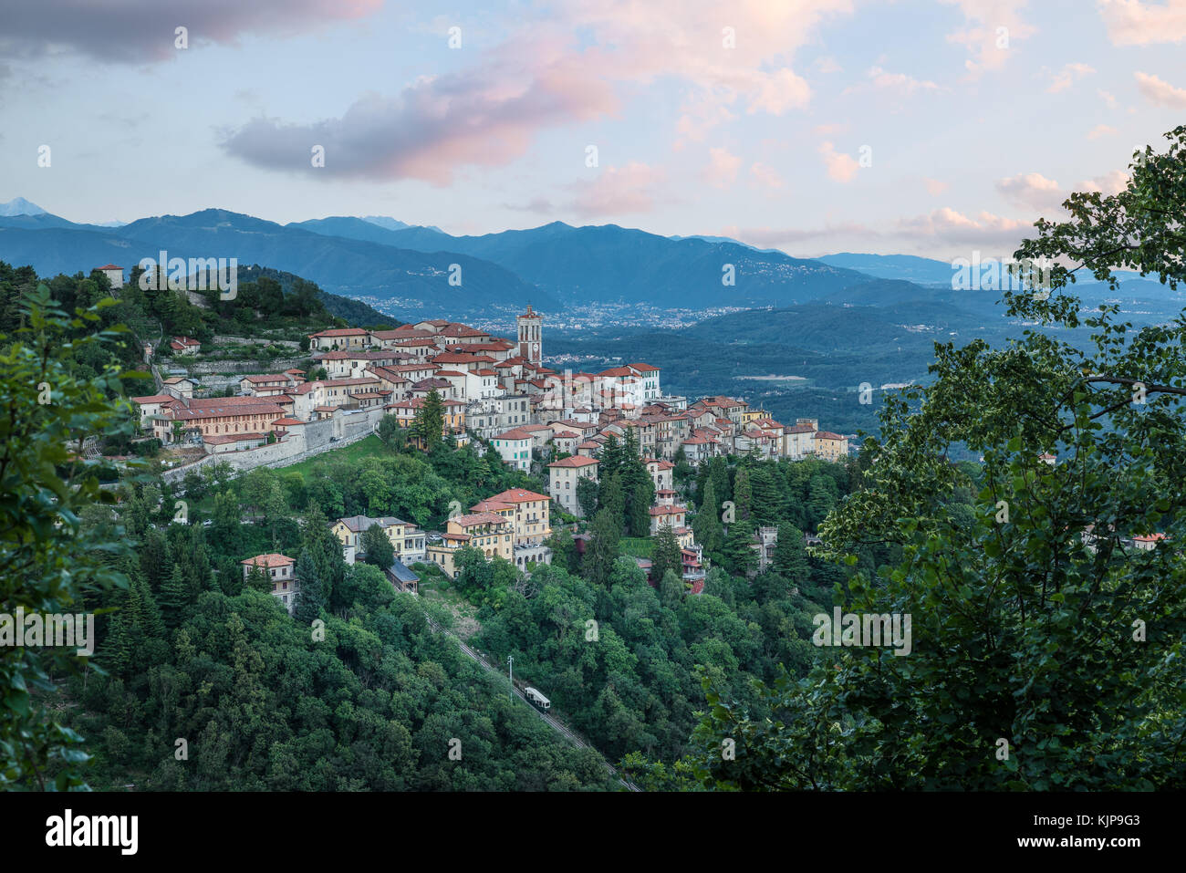 Sacro Monte di Varese, Varese, Italien. malerischen Blick auf die kleinen, mittelalterlichen Dorf bei Sonnenuntergang. unterhalb der Seilbahn ist sichtbar. UNESCO-Welterbe Stockfoto