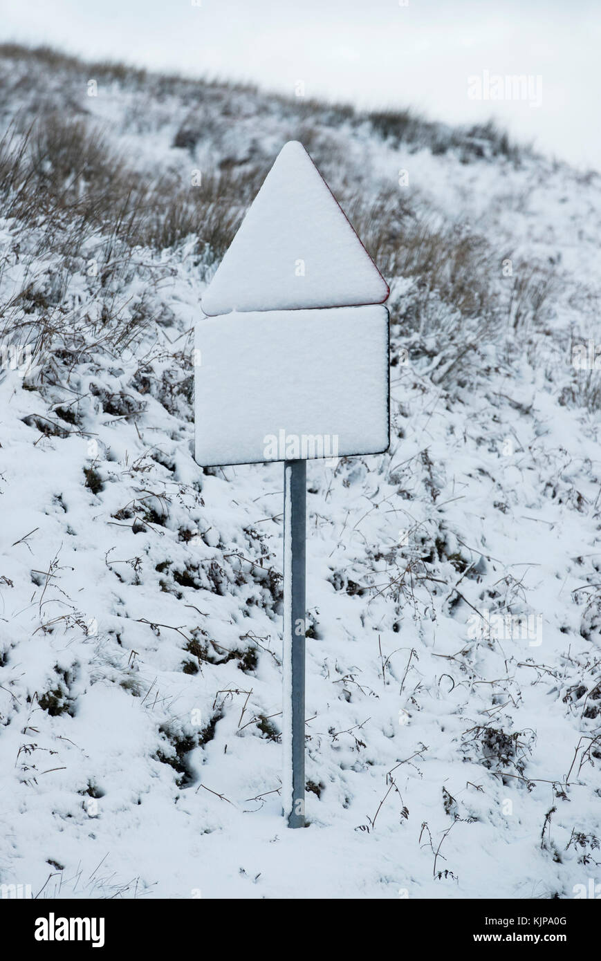 Ein mit Schnee bedecktes Straßenschild auf dem Buttertubs Pass im Yorkshire Dales National Park, da das kalte und winterliche Wetter ansetzen wird. Stockfoto