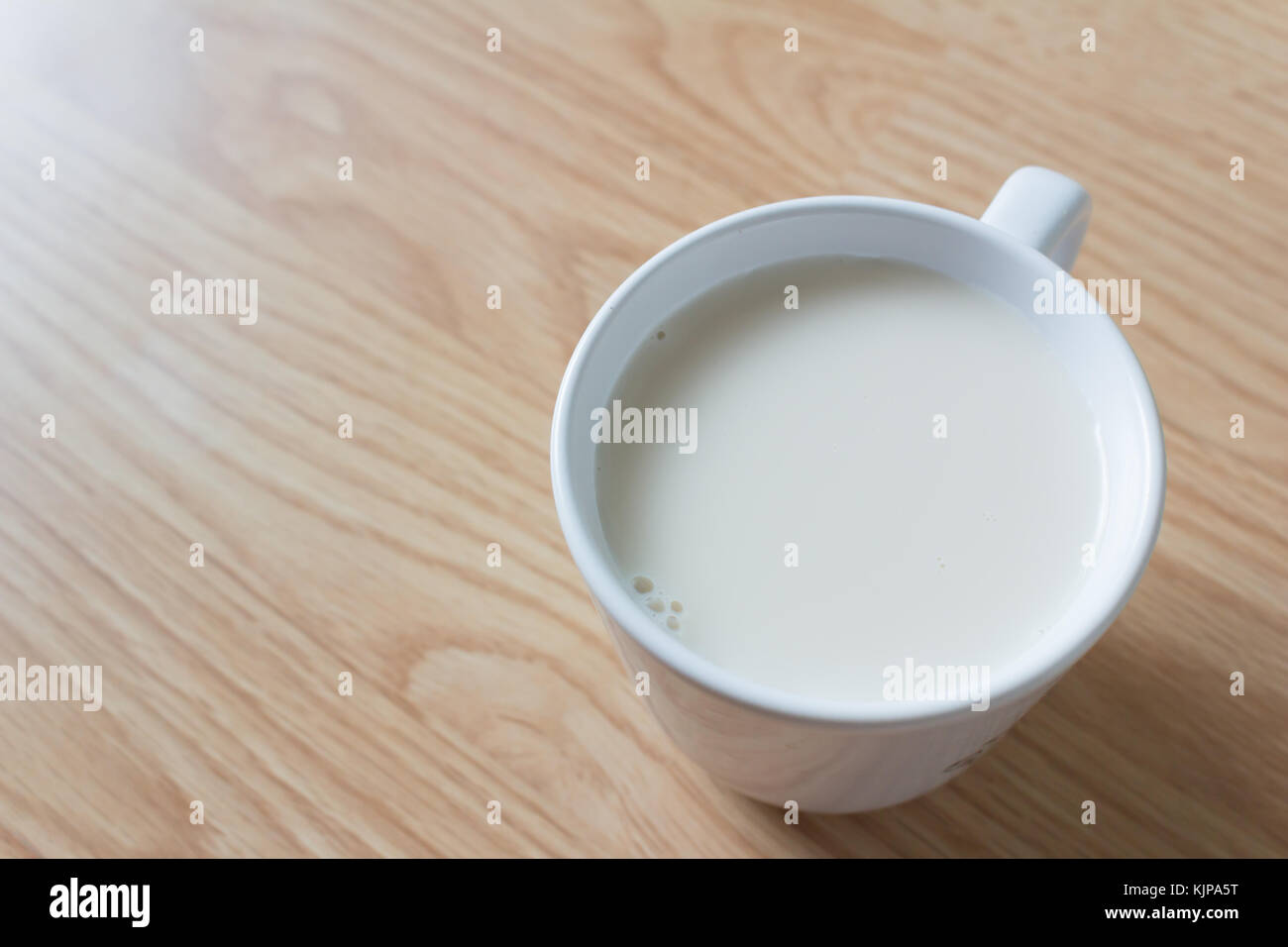 Tasse Soja Milch und Brot auf einer Platte, die meisten asiatischen es als Frühstück Stockfoto