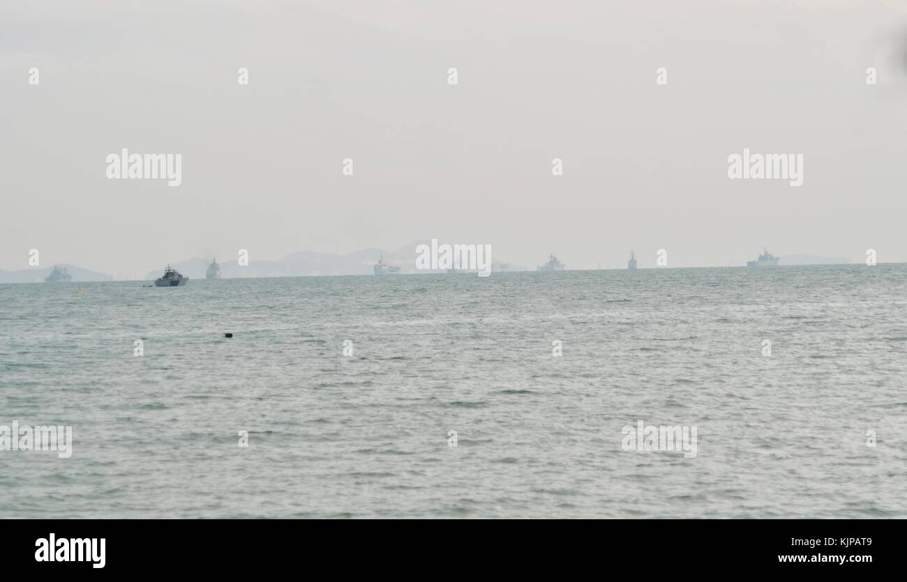 50 Jahre ASEAN International Fleet Review 2017 Navy Schiffe im Golf von Thailand fotografiert an einem regnerischen Tag schwer zu sehen Stockfoto