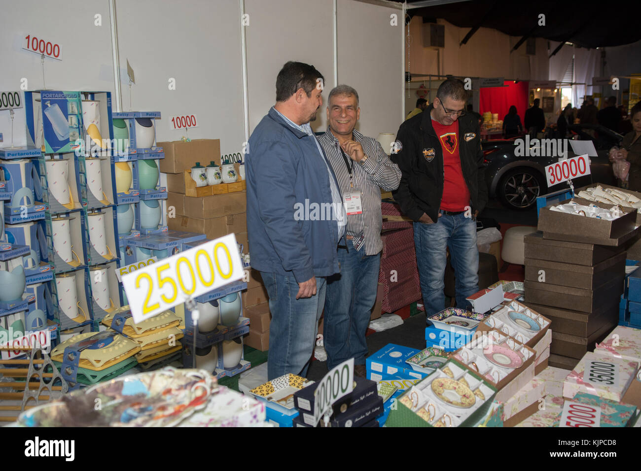 Biel, Beirut, Libanon. 24 Nov, 2017. Haushaltsgeräte stehen innerhalb der Schwarzen Freitag Markt Beirut Libanon Credit: Mohamad Itani/Alamy leben Nachrichten Stockfoto