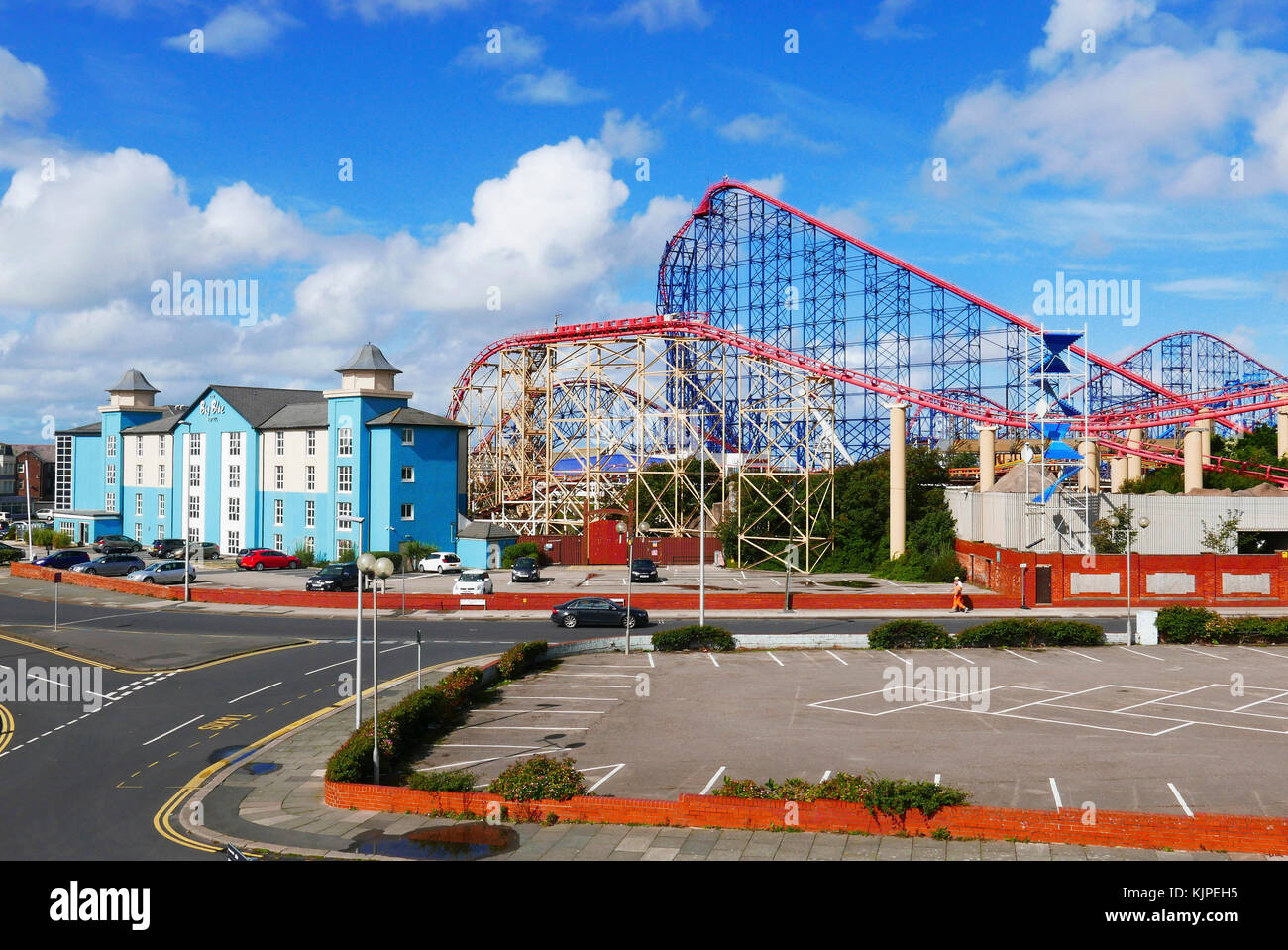 Das Big Blue Hotel und die Big One Achterbahn im Blackpool Pleasure Beach Vergnügungspark Stockfoto