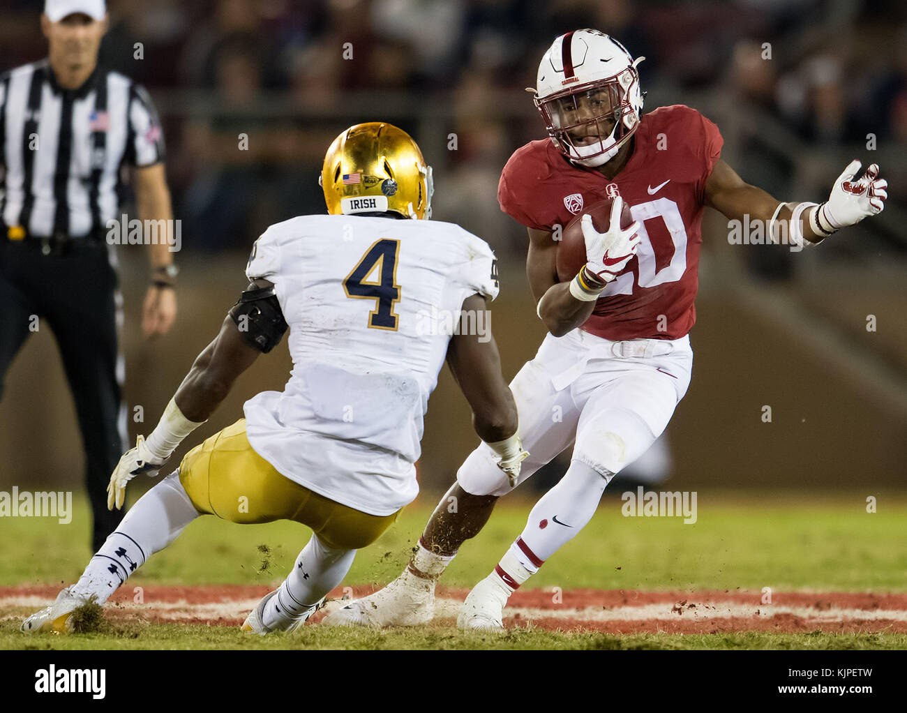 Stanford, Kalifornien, USA. 25 Nov, 2017. Stanford Kardinal zurück laufen Bryce Liebe (20) versucht, den Notre Dame Fighting Irish in die Luft zu sprengen, während einer NCAA Football Spiel zwischen den Notre Dame Fighting Irish und der Stanford Kardinal an der Stanford Stadium in Stanford, Kalifornien. Valerie Shoaps/CSM/Alamy leben Nachrichten Stockfoto