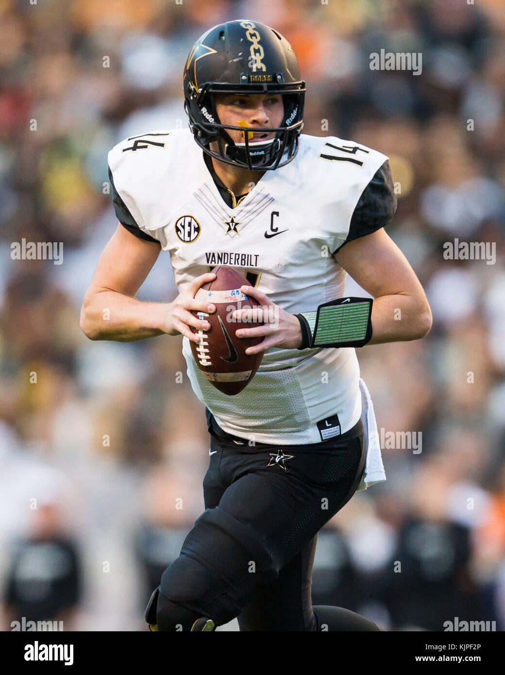 November 25, 2017: Quarterback Kyle Shurmur #14 der Vanderbilt Commodores sieht die Kugel während der NCAA Football Spiel zwischen der Universität von Tennessee Volunteers und die Vanderbilt University Commodores auf Neyland Stadium in Knoxville, TN Tim Gangloff/CSM Credit: Cal Sport Media/Alamy Leben Nachrichten weiterzugeben Stockfoto