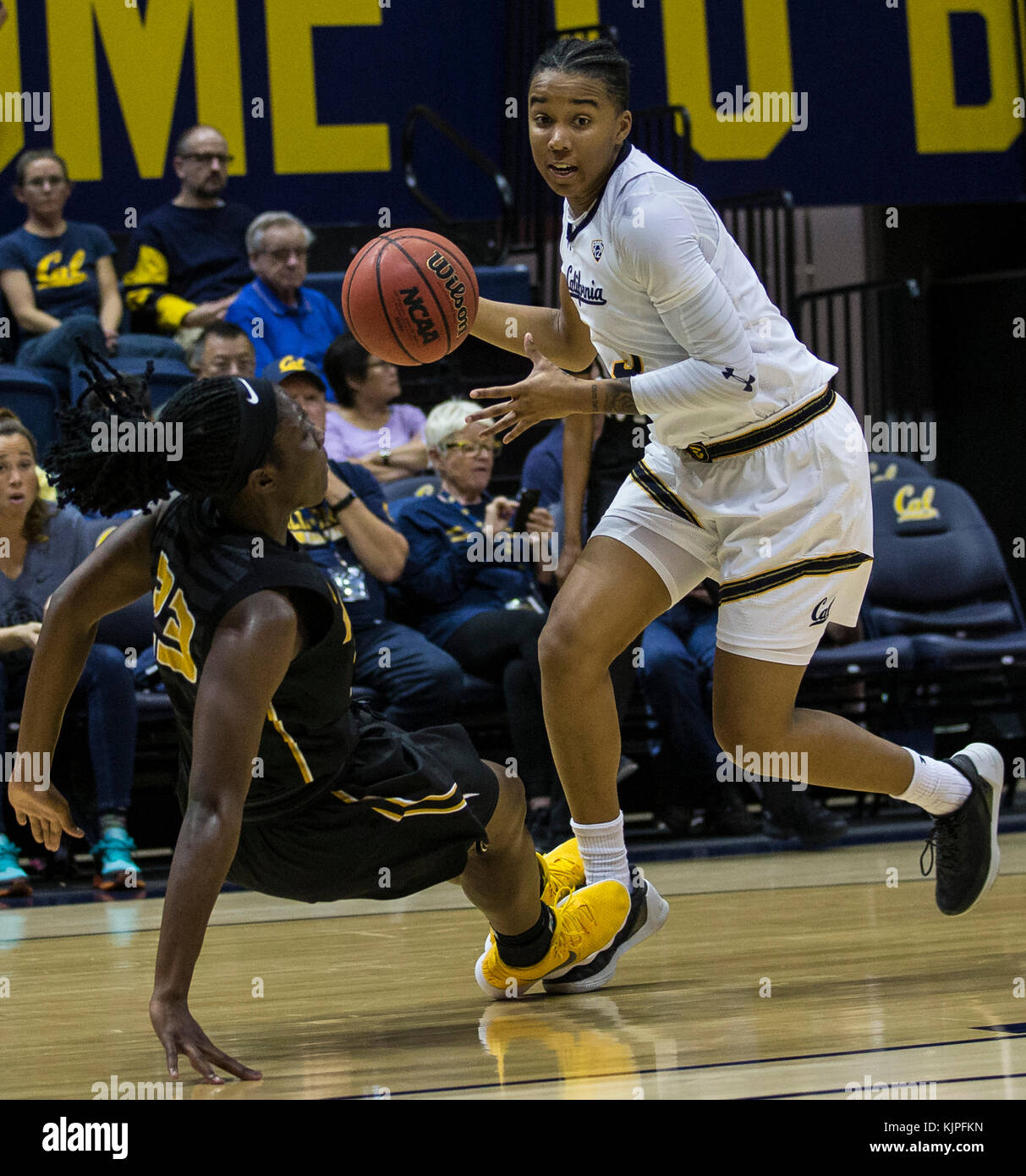 25.November 2017, Berkeley, CA USA Kalifornien guard/forward Mikayla Verkleidung (3) Game Stats zählte 6 Punkte, 6 Rebounds 5 Assist und 1 Stehlen der Grundlinie während Basketball Spiel NCAA Frauen zwischen Missouri Tiger und Kalifornien goldenen Bären 52-55 an Hass Pavillon Berkeley Calif Thurman James/CSM verloren nehmen Stockfoto