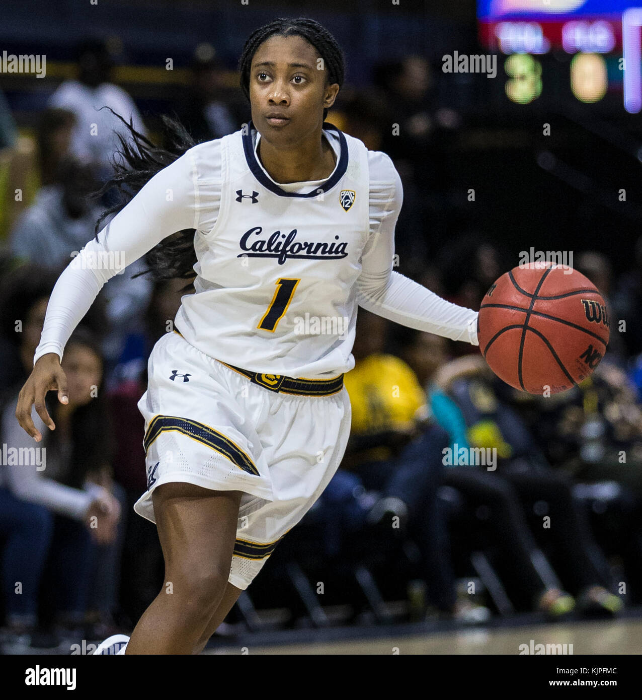 25.November 2017, Berkeley, CA USA Kalifornien guard Asha Thomas (1) zählte 14 Punkte 1 und 2 stehlen den Ball bringen bis Hof bei Basketball Spiel NCAA Frauen zwischen Missouri Tiger und Kalifornien goldenen Bären 52-55 an Hass Pavillon Berkeley Calif Thurman James/CSM verloren Stockfoto