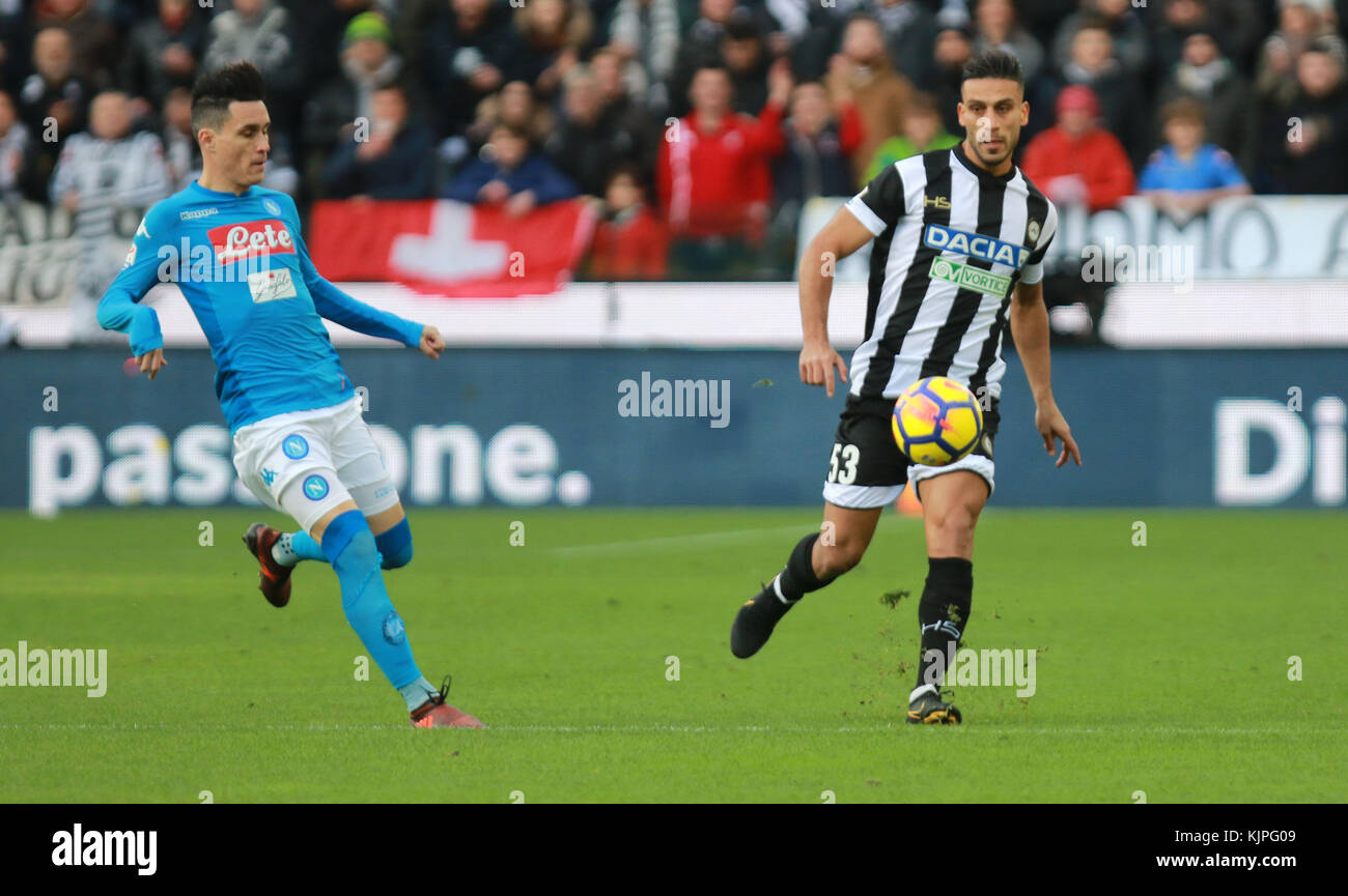 ITALIEN, Udine: Der udinesische Verteidiger Kadhim Ali Adnan (R) kontrolliert den Ball während des Fußballspiels der Serie A zwischen Udinese Calcio und SSC Napoli im Dacia Arena Stadium am 26. November 2017. Anrede: Andrea Spinelli/Alamy Live News Stockfoto