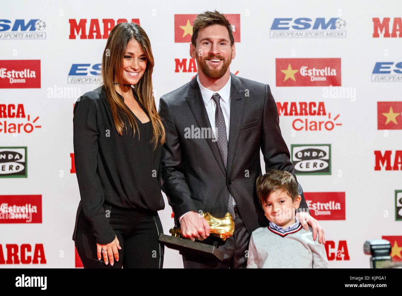 Barcelona Spanien 24 Nov 2017 Fc Barcelona Lionel Messi Stellt Zusammen Mit Seiner Frau Antonella Roccuzzo Und Ihr Sohn Thiago Nach Seiner Goldenen Schuh Auszeichnung Fur Fuhrende Alle Europaischen Ligen Beim Zahlen Der