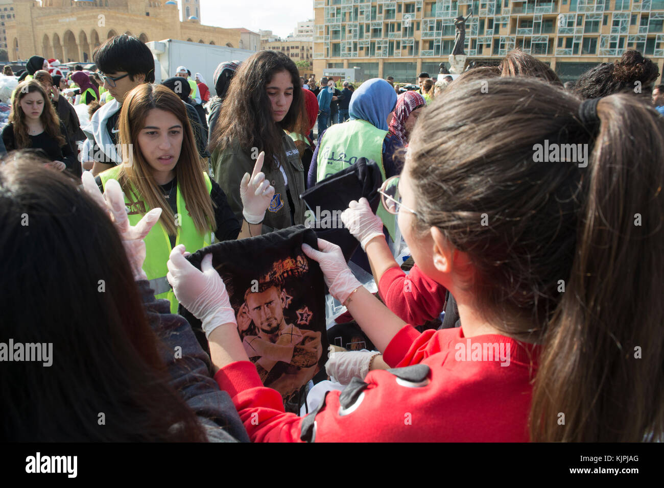 Marytrs' Square, Beirut, Libanon, 26. November 2017, Freiwillige in der Dafa Kampagne arbeiten, Spenden zu sammeln und für die syrische Flüchtlinge und Menschen in Not zu verteilen. Beirut, Libanon, Credit: Mohamad Itani/Alamy leben Nachrichten Stockfoto