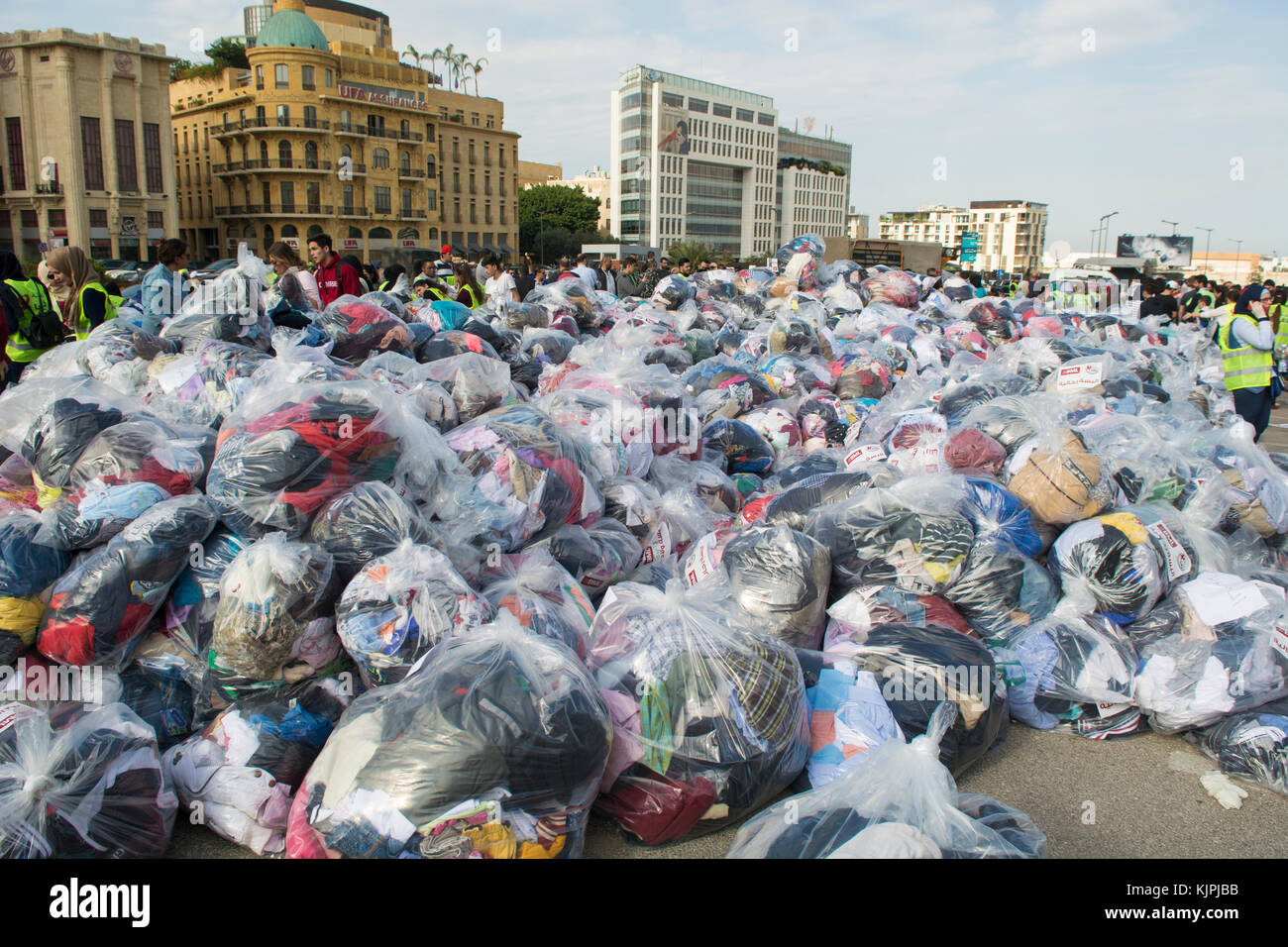 Marytrs' Square, Beirut, Libanon, 26. November 2017, Stapel von Kleidung Taschen für Spende, Beirut, Libanon, Credit: Mohamad Itani/Alamy leben Nachrichten Stockfoto