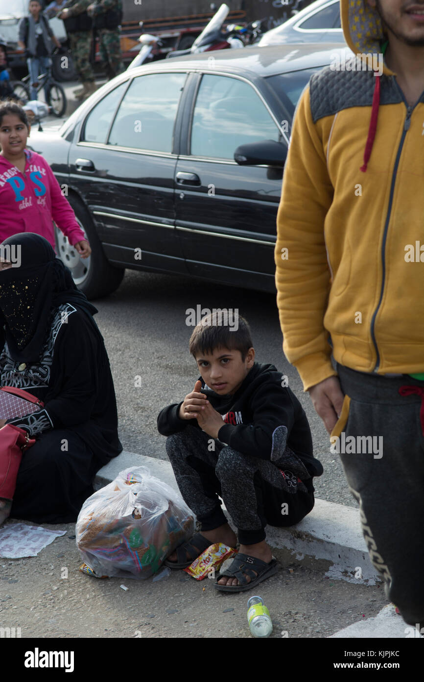 Marytrs' Square, Beirut, Libanon, 26. November 2017, kleine syrische Flüchtlinge Kind saß auf der Straße warten auf Spende Beirut, Libanon, Credit: Mohamad Itani/Alamy leben Nachrichten Stockfoto