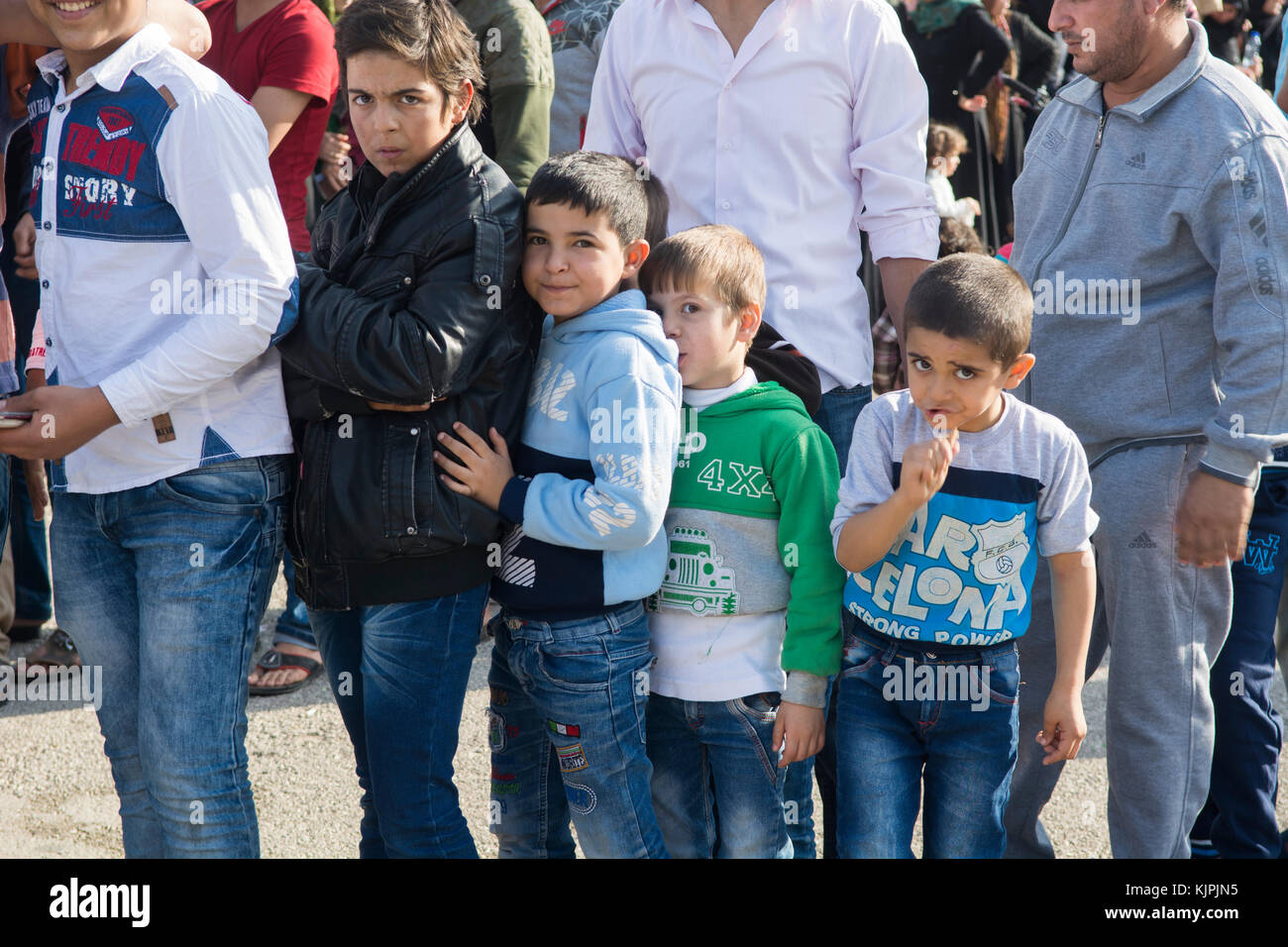 Marytrs' Square, Beirut, Libanon, 26. November 2017, syrische Kinder Flüchtlinge warten auf Spende Beirut, Libanon, Credit: Mohamad Itani/Alamy leben Nachrichten Stockfoto