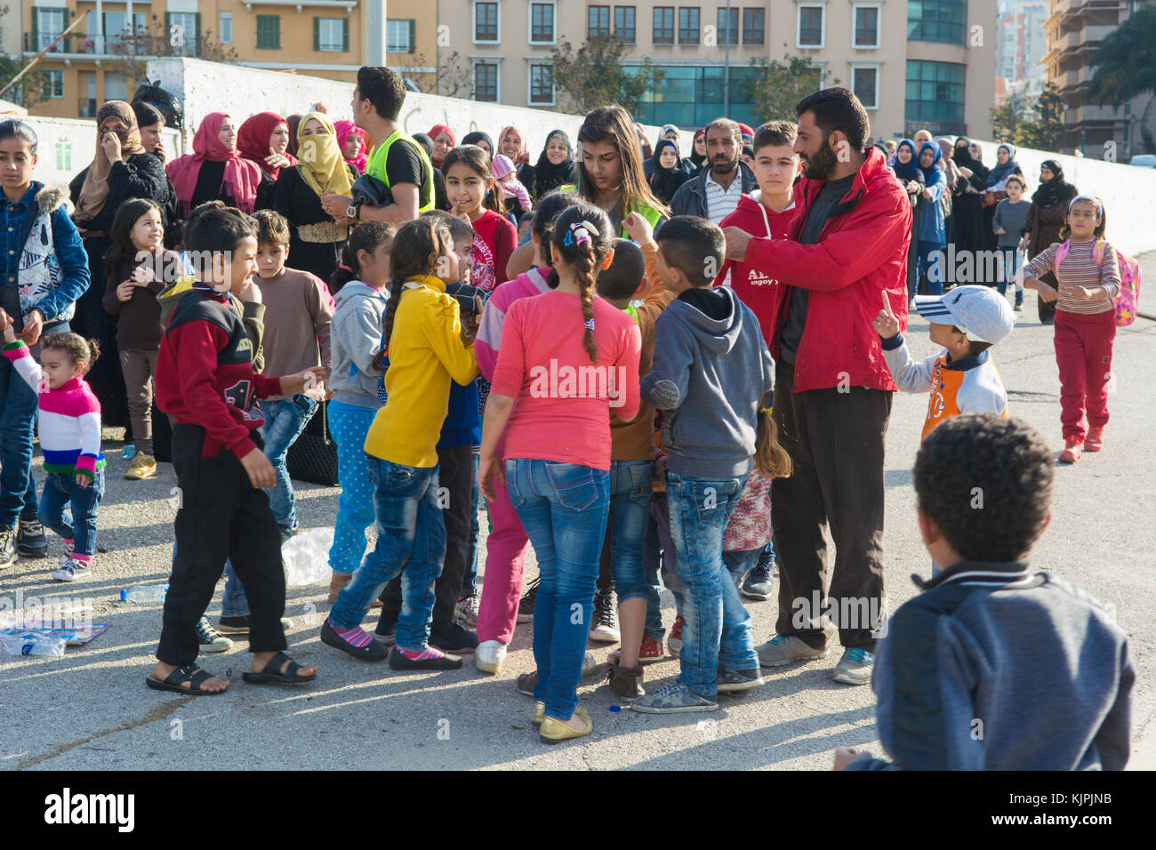 Marytrs' Square, Beirut, Libanon, 26. November 2017, Kinder stehen um eine freiwillige Arbeiter, Wasserflaschen, Beirut, Libanon, Credit: Mohamad Itani/Alamy Live News Stockfoto