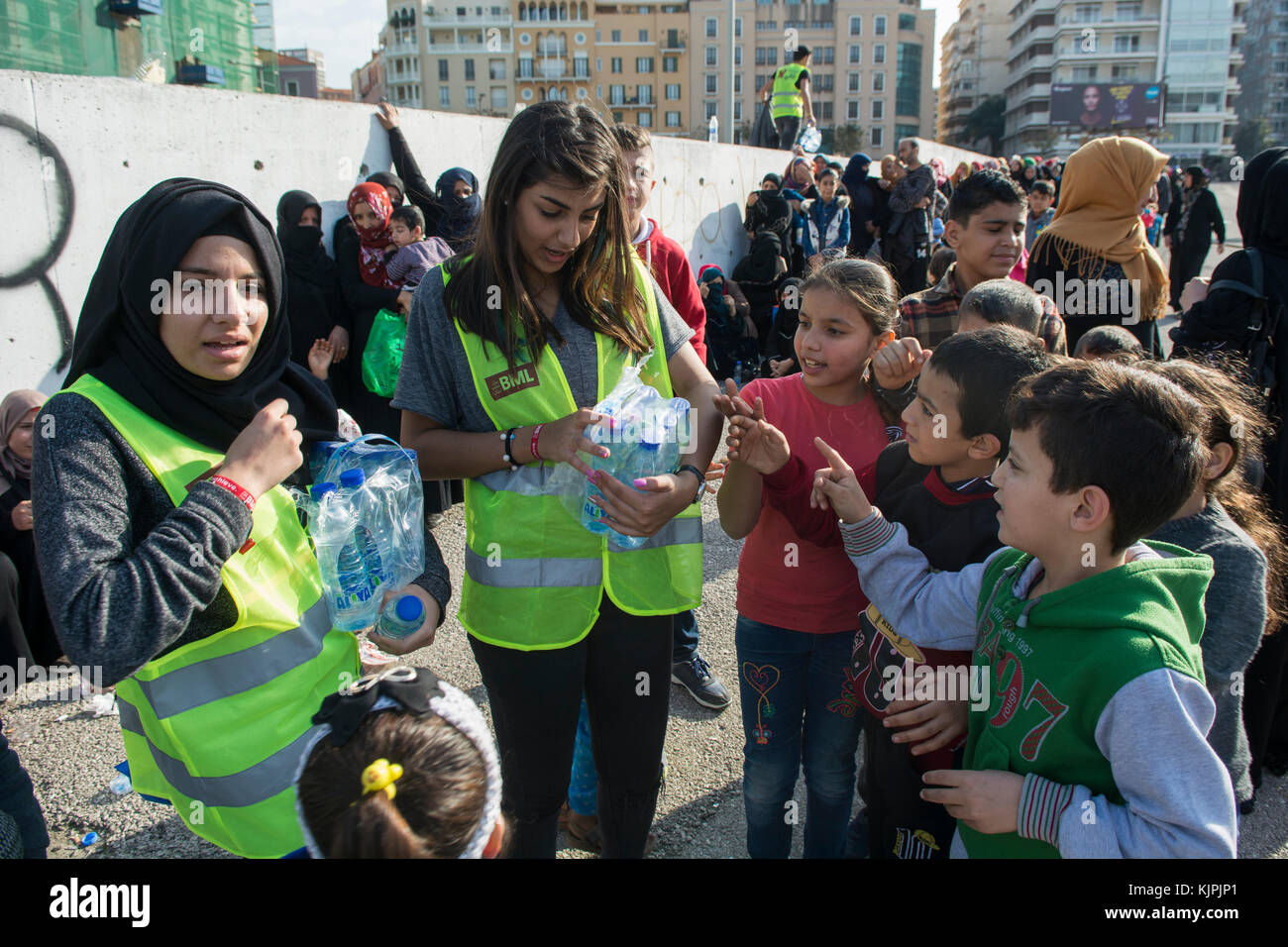 Marytrs' Square, Beirut, Libanon, 26. November 2017, Freiwillige Arbeiter, die Wasserflaschen an die syrische Flüchtlinge in Beirut, Libanon, Credit: Mohamad Itani/Alamy leben Nachrichten Stockfoto