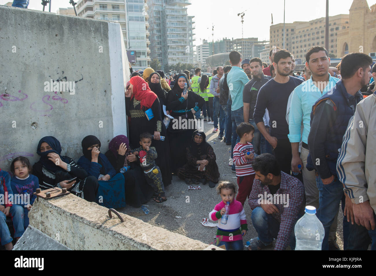 Marytrs' Square, Beirut, Libanon, 26. November 2017, syrische Flüchtlinge warten auf Spenden Beirut, Libanon, Credit: Mohamad Itani/Alamy leben Nachrichten Stockfoto