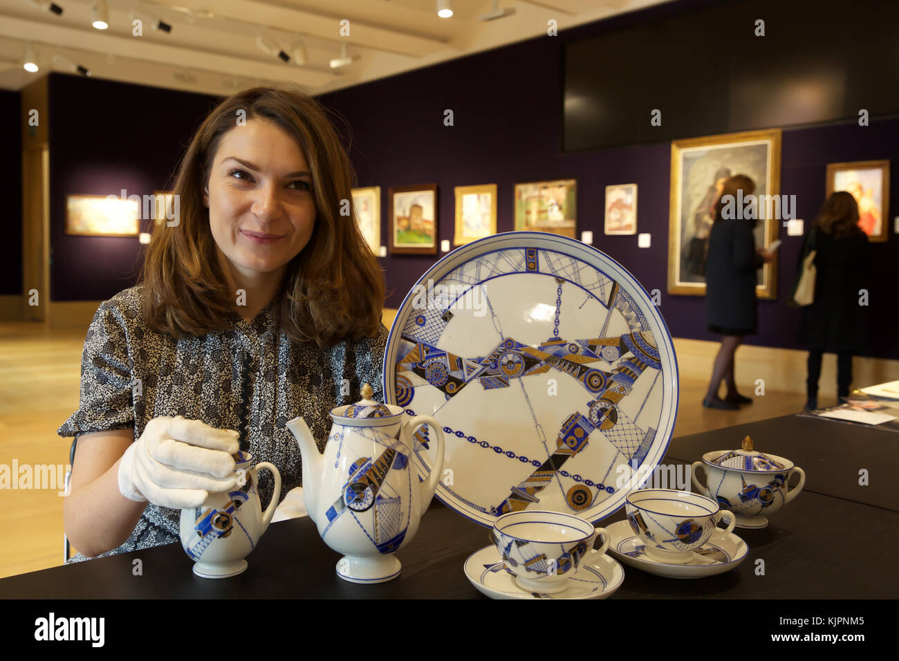 London, Großbritannien. 28 Nov, 2017. Ein Foto für Bonhams russischen Verkauf fand heute statt. Zu den Highlights gehören: Eine frühe sowjetische Porzellan Tee Service dekoriert mit industriellen Motiven, bei £ 40,000-60,000 geschätzt. Der Verkauf selbst ist am 29. November 2017. Credit: Keith Larby/Alamy leben Nachrichten Stockfoto