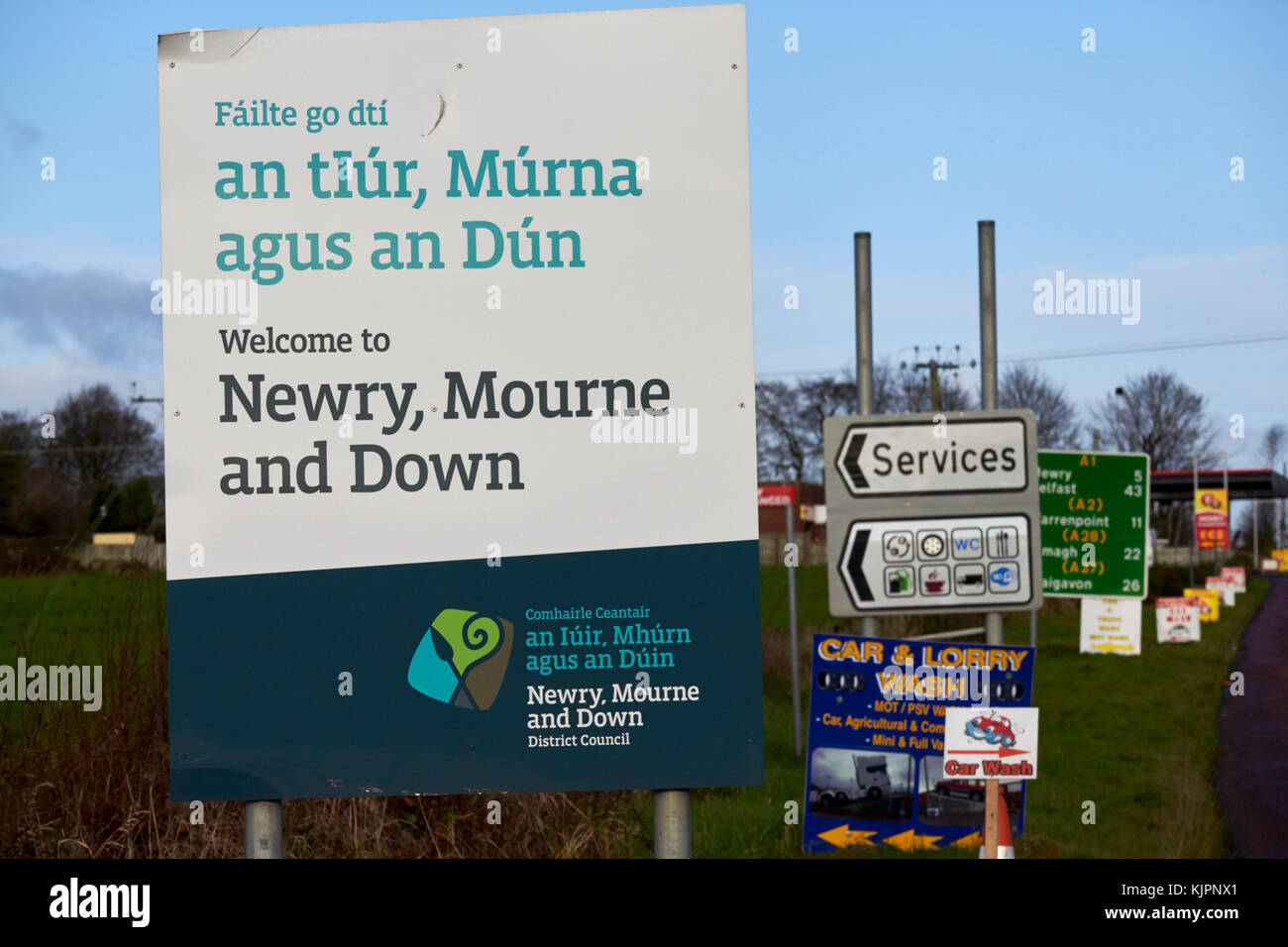 Willkommen mourne zu newry und Bezirksrat Schild an der irischen Grenze zwischen Nordirland und der Republik Irland bald zu den UK EU Land Grenzposten Brexit werden. Credit: Radharc Images/Alamy leben Nachrichten Stockfoto