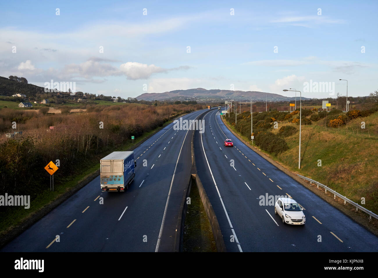 Die N1/M1 Autobahn überqueren der irischen Grenze zwischen Nordirland und der Republik Irland schnell zur UK EU Land Grenzposten Brexit werden. Hinter den Büschen auf der linken Seite ist Nordirland, auf der rechten Seite der Republik Irland. Über die Biegung der Straße looknig Norden ist Nordirland. Credit: Radharc Images/Alamy leben Nachrichten Stockfoto