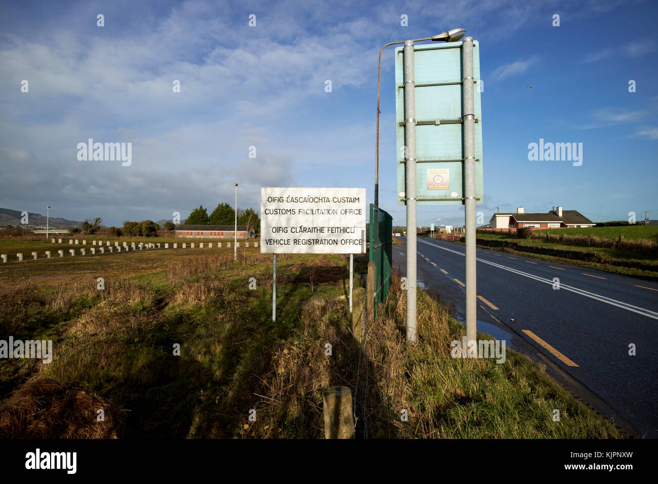 Stillgelegte irische Zollstelle in der Nähe der irischen Grenze zwischen Nordirland und der Republik Irland bald zu den UK EU Land Grenzposten Brexit werden. Die grenzüberschreitende Post ist ein paar hundert Meter im Inneren der Republik Irland auf der 1-Straße Die ehemalige Strecke zwischen Belfast und Dublin. Credit: Radharc Images/Alamy leben Nachrichten Stockfoto