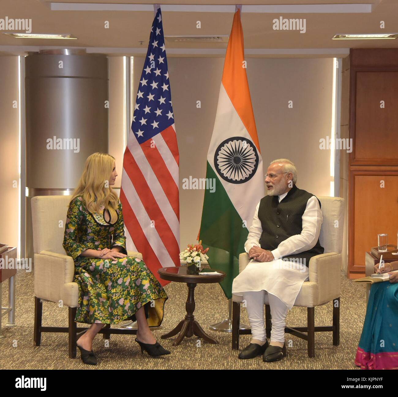 Hyderabad, Indien. November 2017. Der indische Premierminister Narendra Modi, Right, hält ein bilaterales Treffen mit Ivanka Trump, Tochter des US-Präsidenten Donald Trump, am Rande des Global Entrepreneurship Summit im Hyderabad Convention Center am 28. November 2017 in Hyderabad, Indien ab. Die erste Tochter und Präsidentschaftsberaterin führt die US-Delegation zum jährlichen Gipfel. Quelle: Planetpix/Alamy Live News Stockfoto