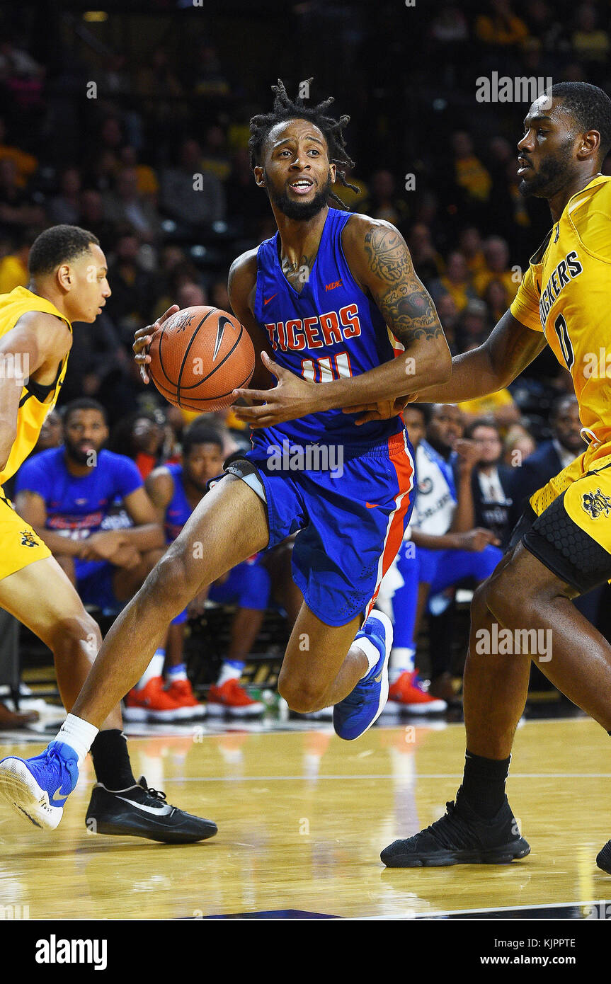 Wichita, Kansas, USA. 28 Nov, 2017. Savannah State Tiger guard Alante Fenner (14) Laufwerke an den Korb während der NCAA Basketball Spiel zwischen dem Savannah State Tiger und die Wichita State Shockers an Charles Koch Arena in Wichita, Kansas. Kendall Shaw/CSM/Alamy leben Nachrichten Stockfoto