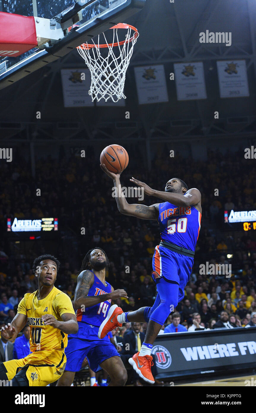 Wichita, Kansas, USA. 28 Nov, 2017. Savannah State Tiger guard Khalen Pinkett (50) Kerben auf einem off balance Drive zum Korb während der NCAA Basketball Spiel zwischen dem Savannah State Tiger und die Wichita State Shockers an Charles Koch Arena in Wichita, Kansas. Kendall Shaw/CSM/Alamy leben Nachrichten Stockfoto