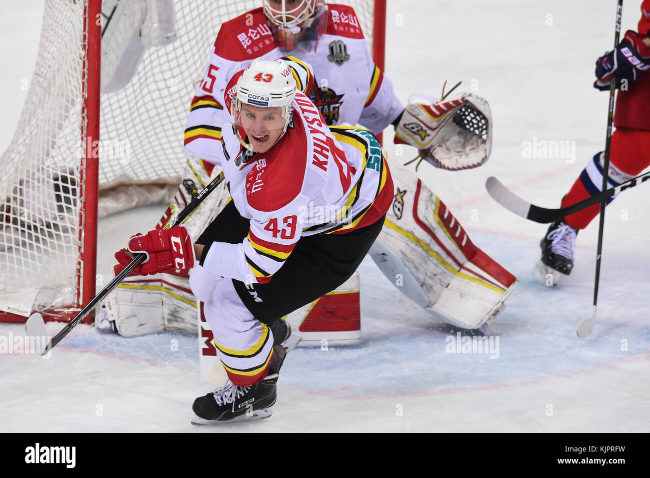 Moskau, Russland. November 2017. Nikita Khlystov von Kunlun Red Star tritt am 29. November 2017 beim Spiel der Kontinental Hockey League zwischen dem chinesischen Kunlun Red Star und dem russischen CSKA in Moskau an. CSKA gewann mit 3:1. Quelle: Evgeny Sinitsyn/Xinhua/Alamy Live News Stockfoto