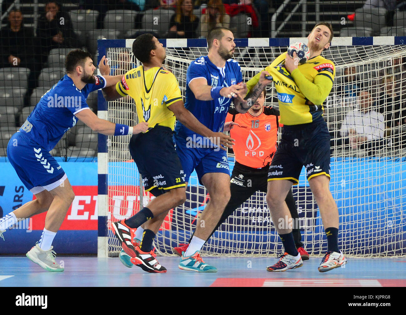 Zagreb, Kroatien. November 2017. Tin Kontrec (1. L) und Leon Susnja (2. R) vom HC PPD Zagreb konkurrieren mit Mads Mensah Larsen (2. L) und Hendrik Pekeler von Rhein Neckar Lowen während des Handballspiels der VELUX EHF Champions League zwischen HC PPD Zagreb und Rhein Neckar Lowen am 29. November 2017 in Zagreb. HC PPD Zagreb gewann 30:26. Quelle: Marko Prpic/Xinhua/Alamy Live News Stockfoto