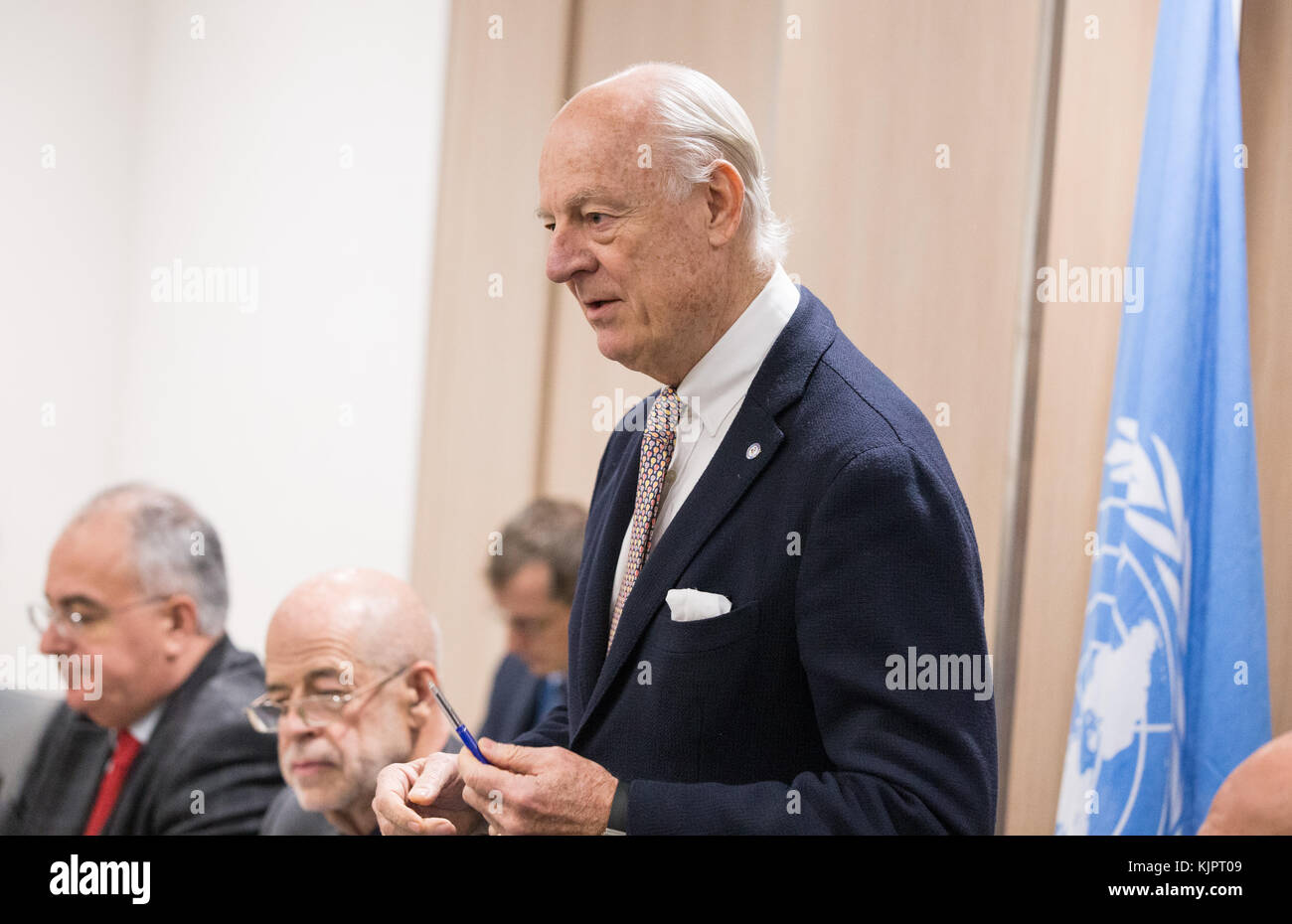 Genf, Schweiz. November 2017 30. Der UN-Sondergesandte für Syrien Staffan de Mistura spricht während eines Treffens mit der syrischen Regierungsdelegation während der von den Vereinten Nationen geführten innersyrischen Gespräche in Genf, Schweiz, am 30. November 2017. Der UN-Sondergesandte für Syrien, Staffan de Mistura, hielt am Donnerstag getrennte Treffen mit der syrischen Regierungsdelegation und den Delegationen der syrischen Verhandlungskommission (SNC) ab. Quelle: POOL/Xu Jinquan/Xinhua/Alamy Live News Stockfoto