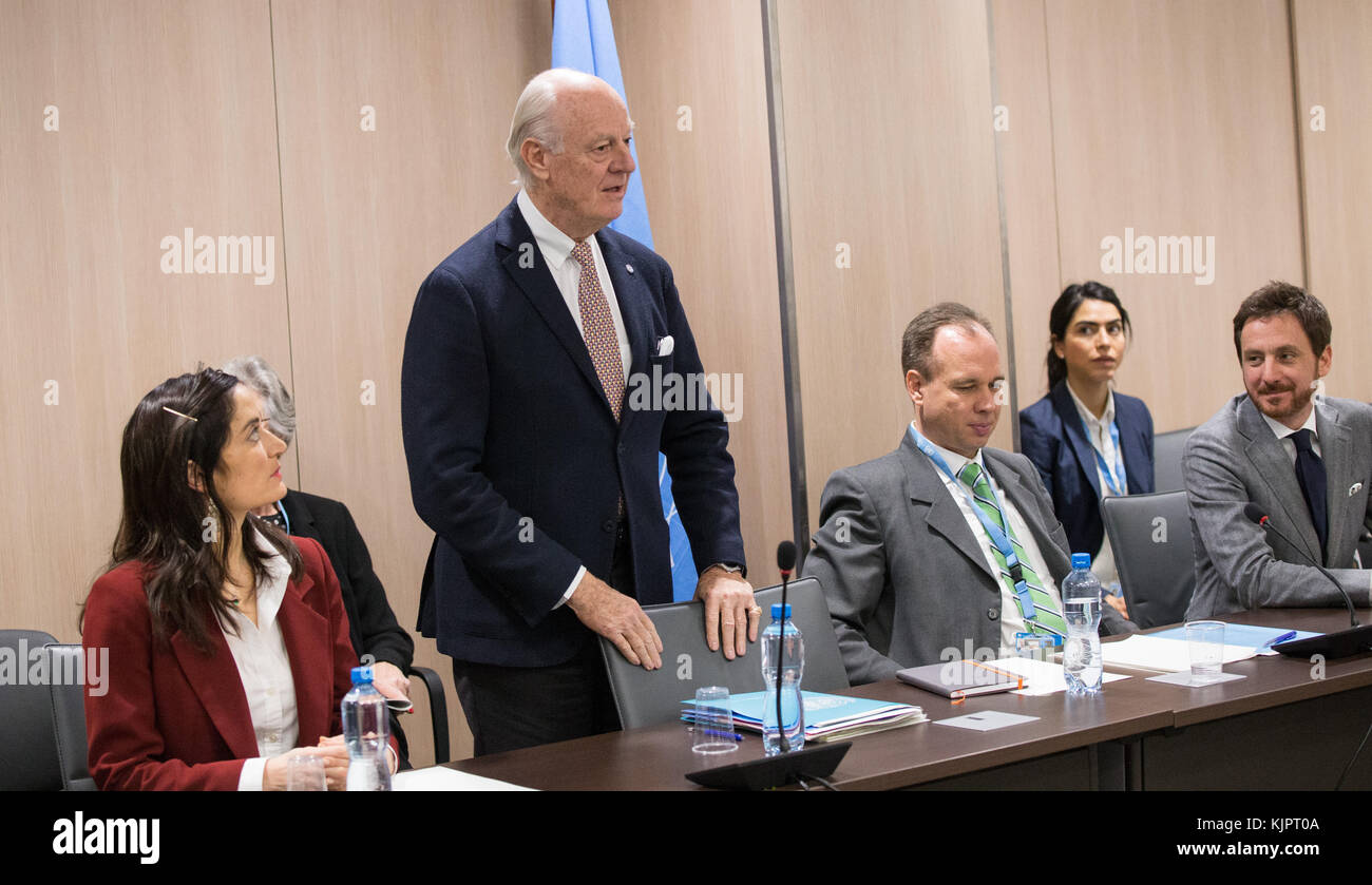 Genf, Schweiz. November 2017 30. Der UN-Sondergesandte für Syrien Staffan de Mistura (2. L) spricht während eines Treffens mit der syrischen Regierungsdelegation während der von den Vereinten Nationen geführten innersyrischen Gespräche in Genf, Schweiz, am 30. November 2017. Der UN-Sondergesandte für Syrien, Staffan de Mistura, hielt am Donnerstag getrennte Treffen mit der syrischen Regierungsdelegation und den Delegationen der syrischen Verhandlungskommission (SNC) ab. Quelle: POOL/Xu Jinquan/Xinhua/Alamy Live News Stockfoto