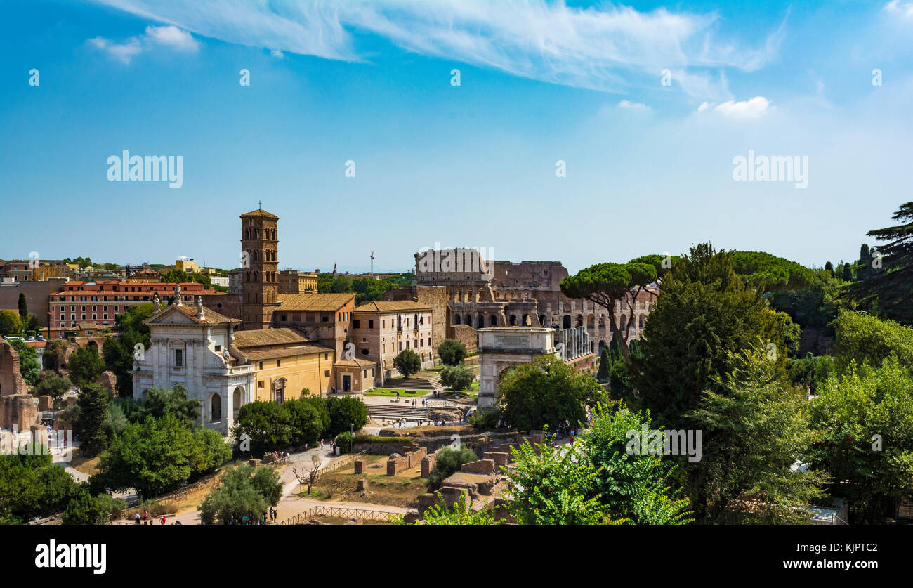 Panoramablick auf das Kolosseum (Kolosseum und Forum Romanum von Palatinhügel, Rom, Italien. Das Forum Romanum, eine der touristischen Attraktionen von Ro Stockfoto