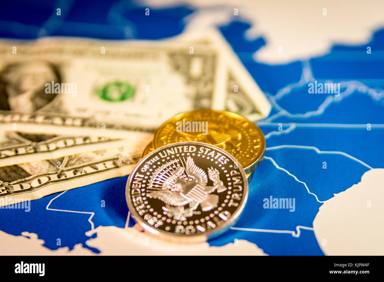 Präsident trump Münzen und Dollarscheine über blau Us Sitemap Stockfoto