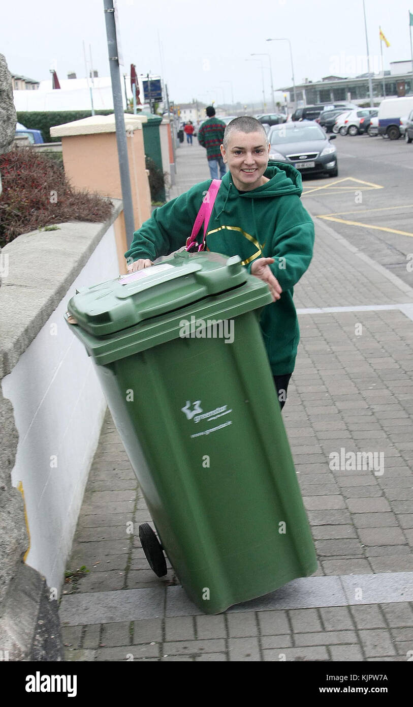 DUBLIN, IRLAND - JANUAR 04: Die irische Musikerin Sinead O'Connor scheint sich schnell von der Scheidung ihres vierten Mannes, Barry Herridge, zu lösen. Heute twitterte Sinead, dass sie und ihr neuer Ehemann wieder zusammen sind. Das Paar wurde beobachtet, wie es die GreenStar-Behälter in ihrem Haus in Bray, Co. Wicklow, einnahm. Sinead war mehr als glücklich, dass die Fotografen Bilder des Lächelns auf ihr Gesicht machten, während Barry ernster und niedergeschlagen aussah. Am 4. Januar 2012 in Dublin, Irland Leute: Sinead O'Connor, Barry Herridge Stockfoto