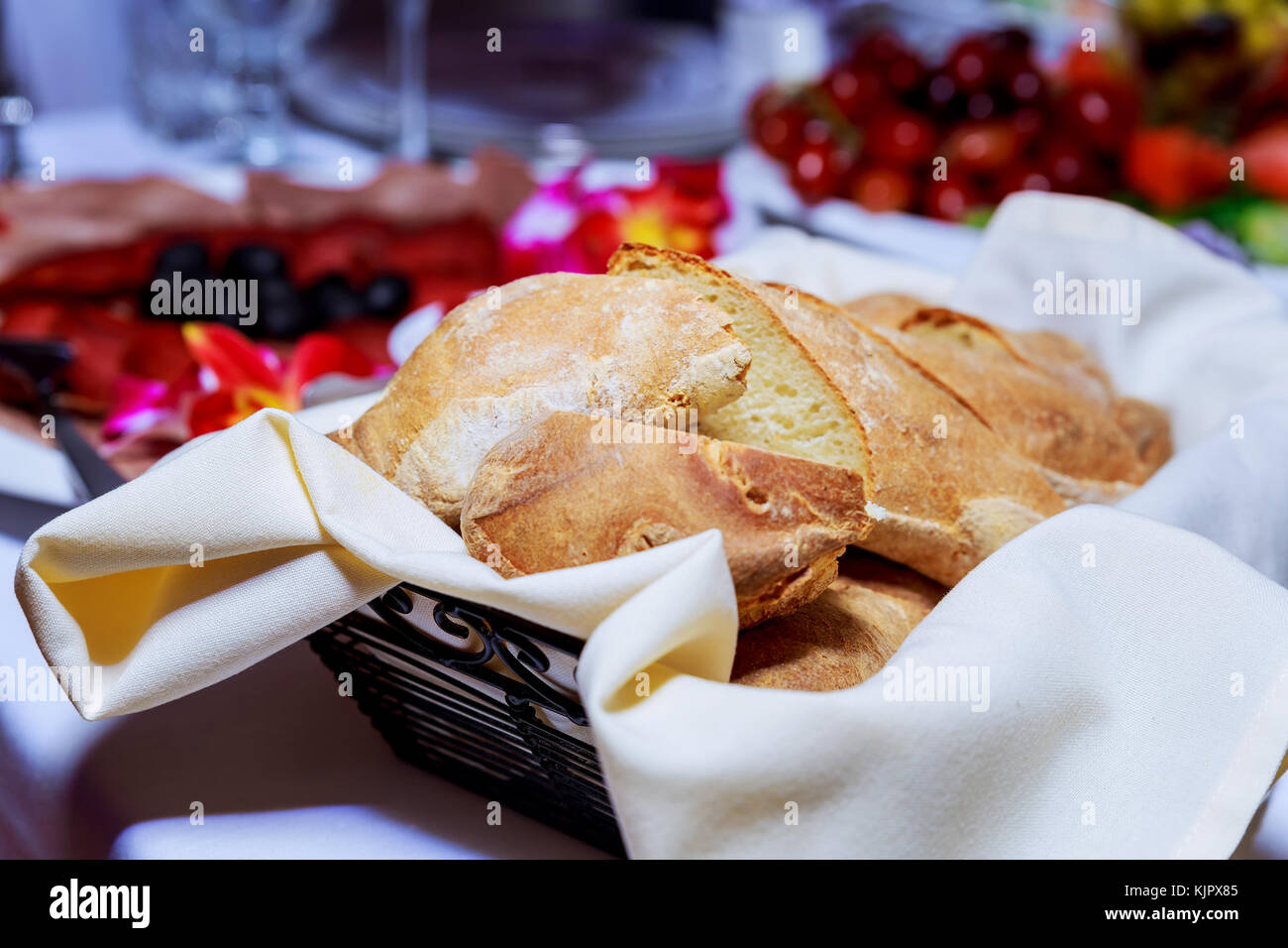 Nahaufnahme Blick auf frisches knuspriges Brot in einem Korb restaurant Brot auf dem Tisch Stockfoto
