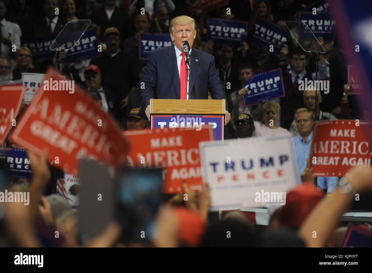 WILKES-BARRE, PA - 10. OKTOBER: Der republikanische Präsidentschaftskandidat Donald Trump hält am 10. Oktober 2016 eine Wahlkampfkundgebung in Wilkes-Barre, Pennsylvania ab. Trump setzt seine Kampagne fort, nachdem er gestern Abend an der Washington University in St. Louis eine Debatte im Rathaus-Stil gegen Hillary Clinton geführt hatte. Leute: Donald Trump Stockfoto