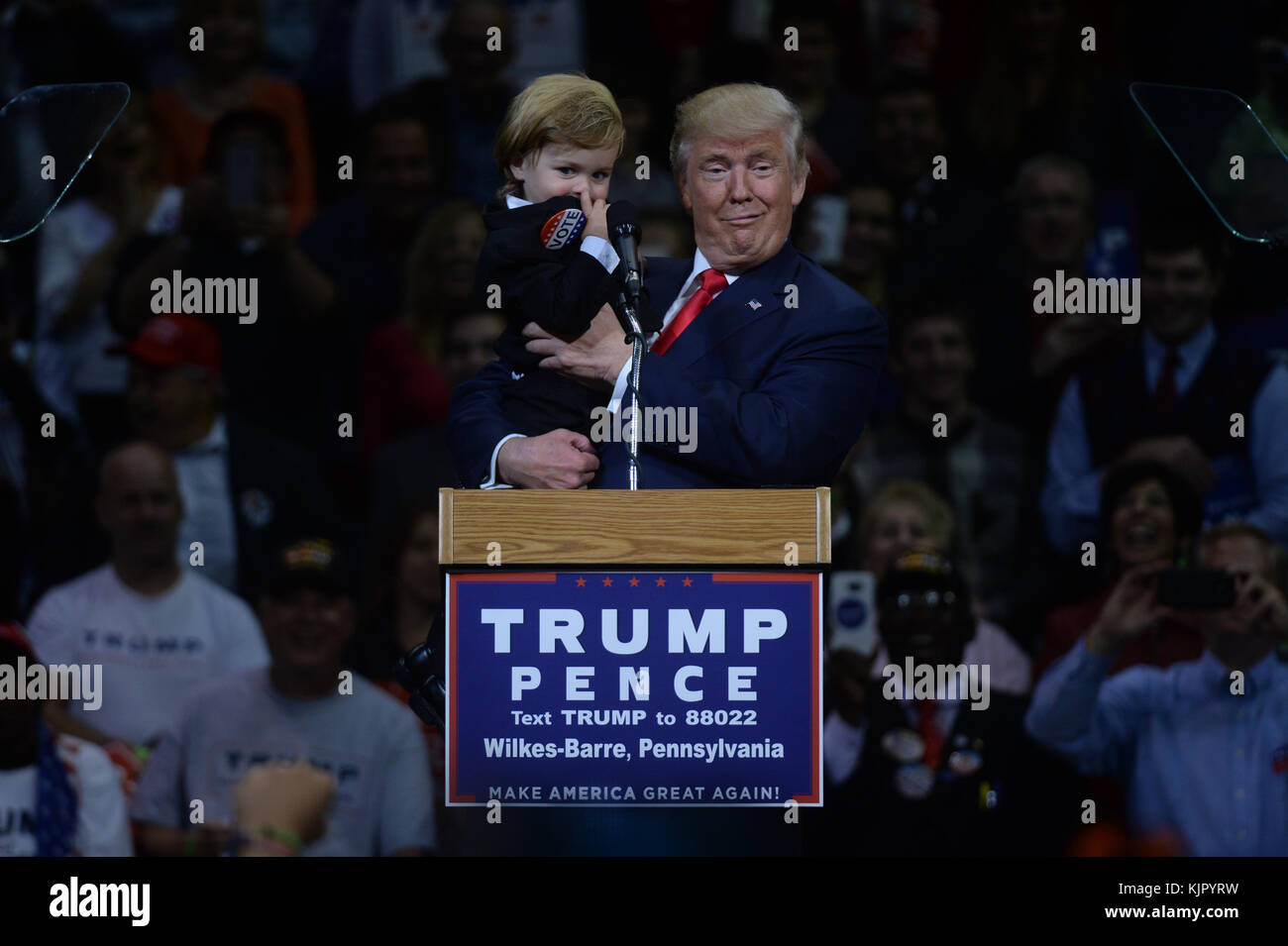 WILKES-BARRE, PA - 10. OKTOBER: Der republikanische Präsidentschaftskandidat Donald Trump hält am 10. Oktober 2016 eine Wahlkampfkundgebung in Wilkes-Barre, Pennsylvania ab. Trump setzt seine Kampagne fort, nachdem er gestern Abend an der Washington University in St. Louis eine Debatte im Rathaus-Stil gegen Hillary Clinton geführt hatte. Leute: Donald Trump Stockfoto