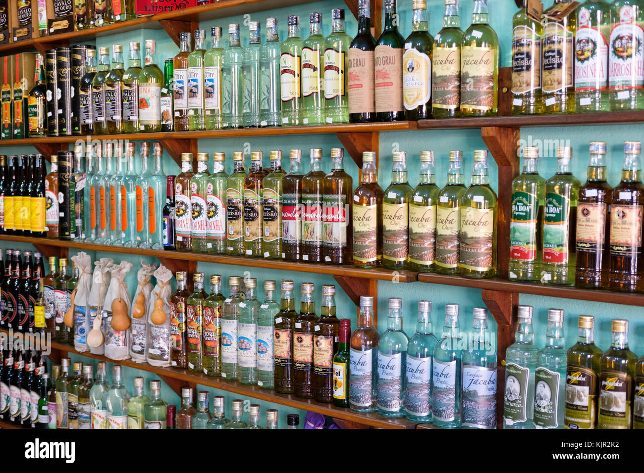 Cachacaria, Schnapsladen Regale voll von cachaca Glasflaschen in Tiradentes, Minas Gerais, Brasilien Stockfoto