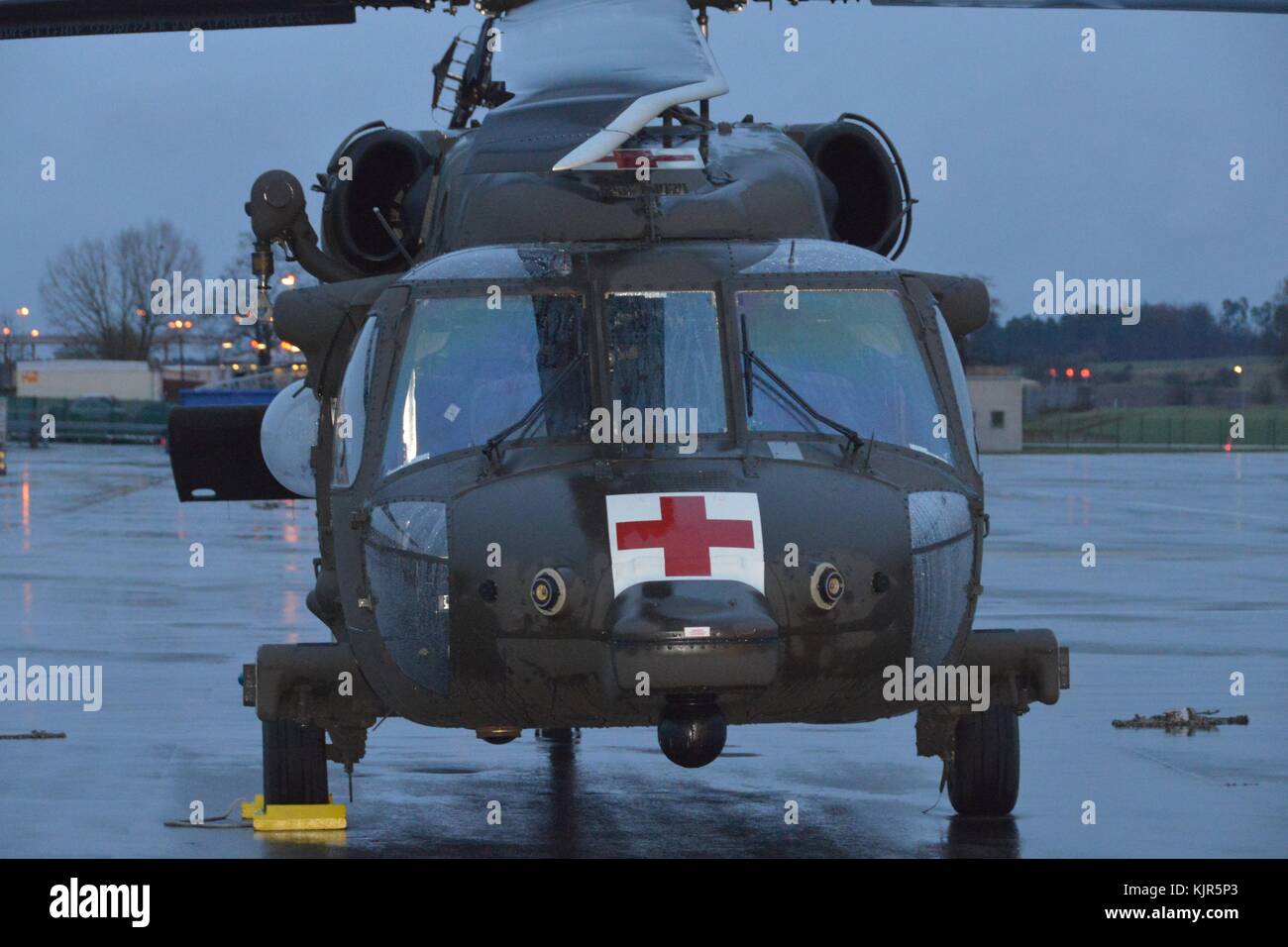 An einem kalten, windigen, regnerischen Nachmittag, ein Black Hawk Hubschrauber vom 2-227 th Aviation Regiment, 1 Air Cavalry Brigade aus Fort Hood Texas sitzen auf t Stockfoto