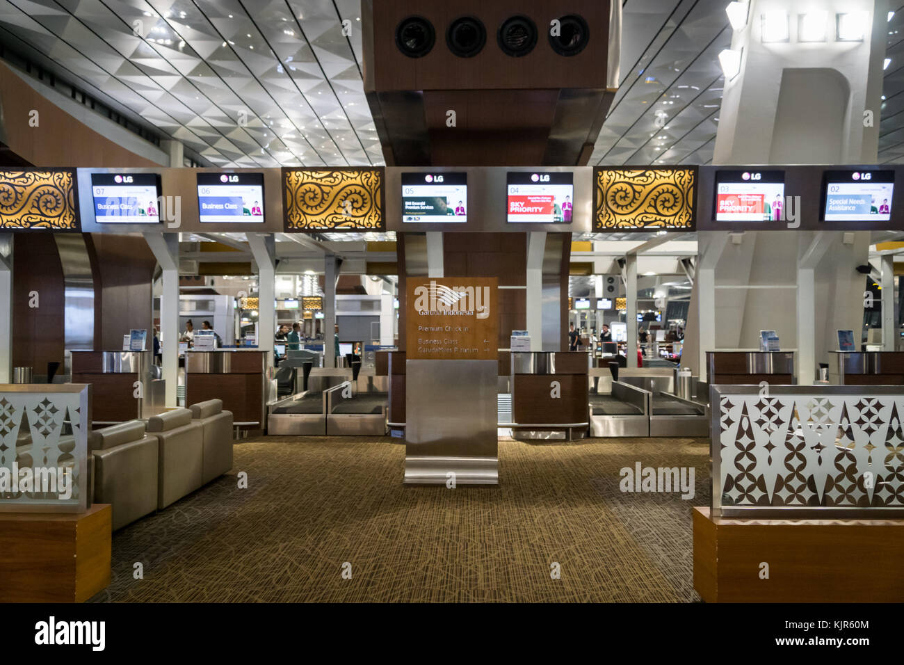 Jakarta, Indonesien - November 2017: Check-in-Schalter der Fluggesellschaft Garuda Indonesia am internationalen Flughafen Jakarta (Soekarno-Hatta). Stockfoto
