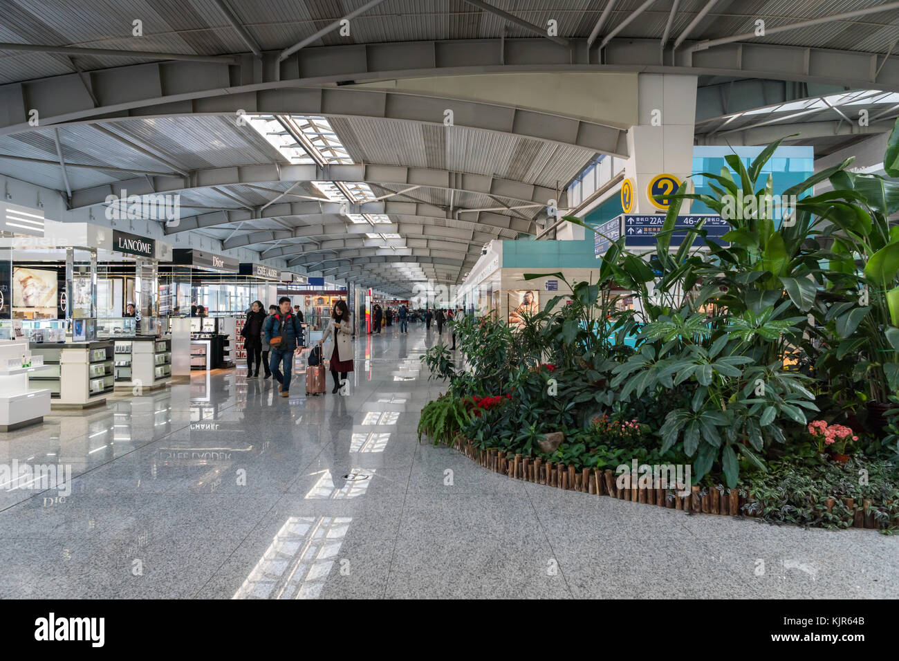 Dalian, China - Oktober 2017: Architektur innenraum innerhalb von Dalian Zhoushuizi International Airport in China. Stockfoto