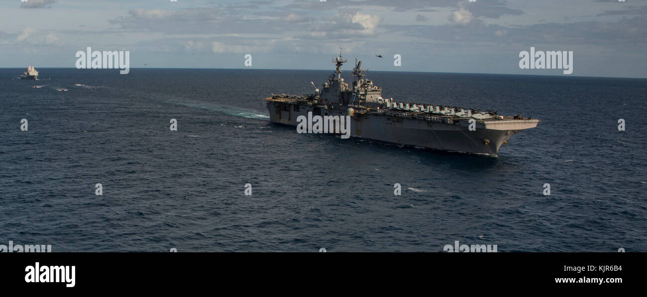 Die Amphibious Assault ship USS Iwo Jima (LHD7) und die amphibious Transport dock Schiff USS New York (LPD 21) navigieren. Stockfoto