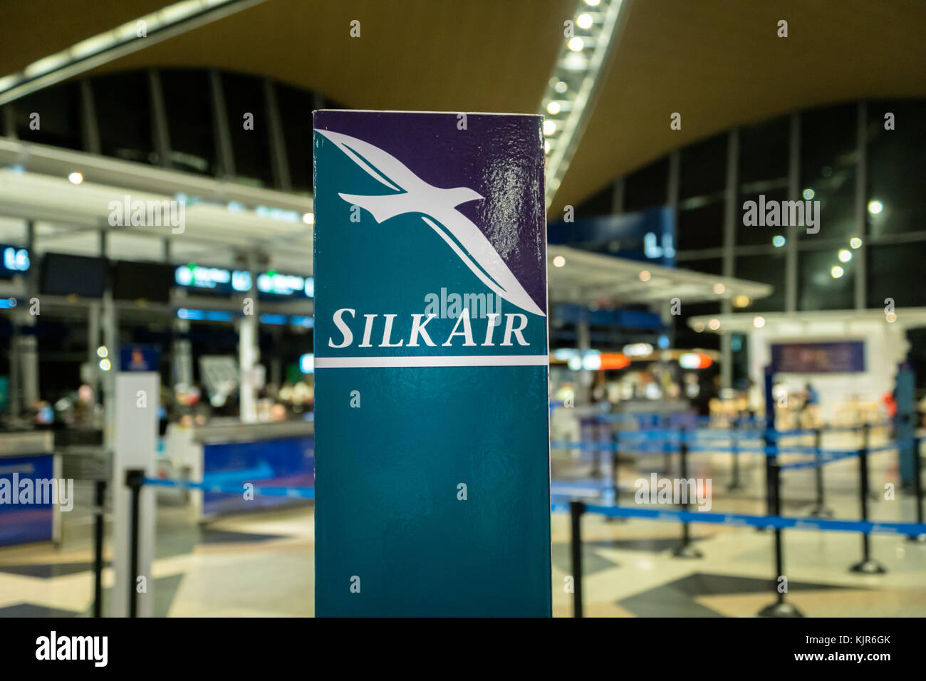 Kuala Lumpur, Malaysia, November 2017: Silk Air Check-in-Schalter am Kuala Lumpur International Airport. Silk Air ist eine Fluggesellschaft mit Sitz in Singapur. Stockfoto