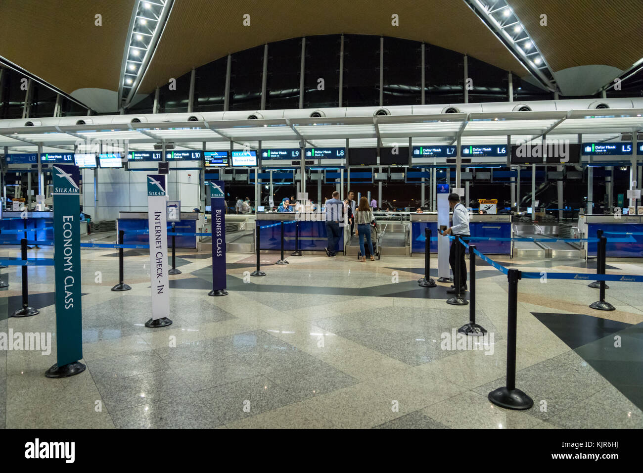 Kuala Lumpur, Malaysia, November 2017: Silk Air Check-in-Schalter am Kuala Lumpur International Airport. Silk Air ist eine Fluggesellschaft mit Sitz in Singapur. Stockfoto