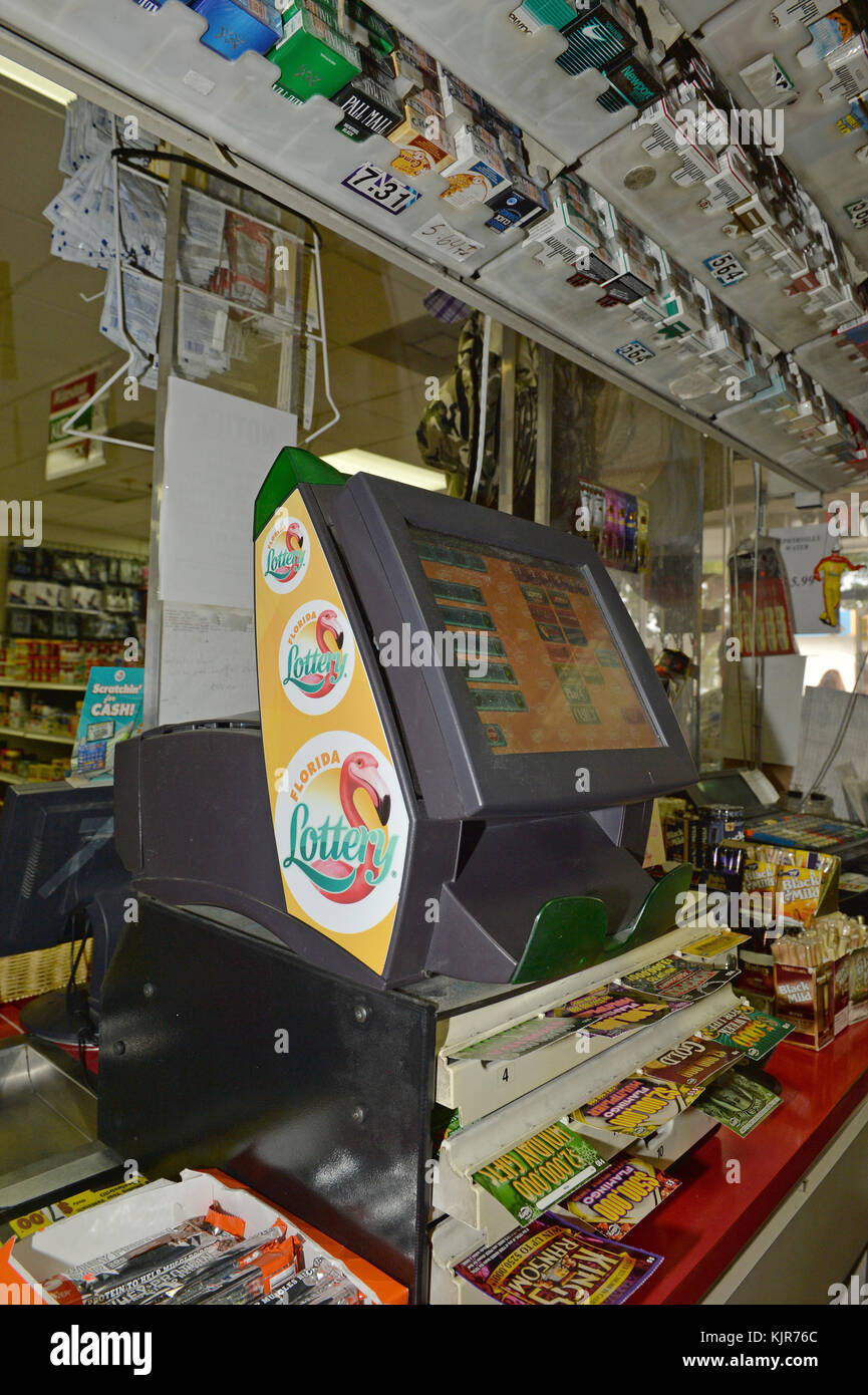 MIAMI, FL - JANUAR 13: Heute Abend könnte der Höhepunkt der Powerball-Hysterie sein. (Es sei denn, natürlich gewinnt niemand.) Die nächste Ziehung ist heute Abend, Mittwoch, 13. Januar, um 10:59 Uhr ET, und es wird wahrscheinlich mindestens einen Gewinner für den Rekord-erschütternden 1.5 Milliarden Dollar Jackpot, der am 13. Januar 2016 in Miami, Florida, zu gewinnen ist. Personen: Powerball Stockfoto