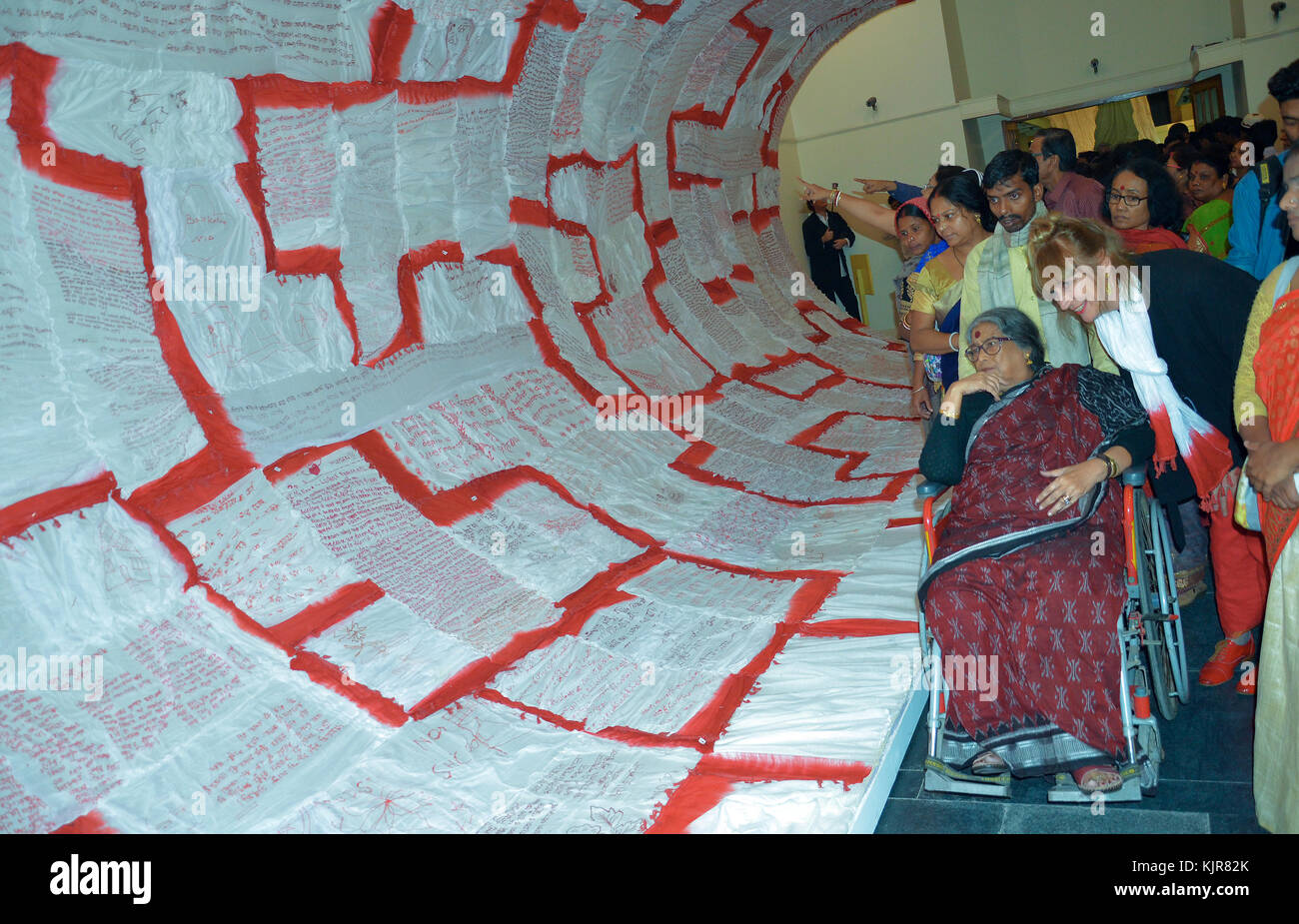 Nabaneeta dev Sen, Padma Shri Award-winning indische Dichter, Romancier und Franziska greber, ein Schweizer Künstler während einer Einweihung der "Stimmen von Mut und Trauer: Frauen in der Dunkelheit sprechen heraus 'Kunst Ausstellung am 24. November 2017, in Kalkutta, Indien. Diese Veranstaltung ist ein Teil der 16 Tag lang internationale Kampagne gegen Gewalt gegen Frauen und Mädchen ab dem 25. November 2017 bis 10. Dezember 2017 in Kalkutta, Indien. nabaneeta dev Sen, Padma Shri Award-winning indische Dichter, Romancier und Franziska greber, ein Schweizer Künstler während einer Einweihung der "Stimmen von Mut und Trauer: Frauen in der dar Stockfoto