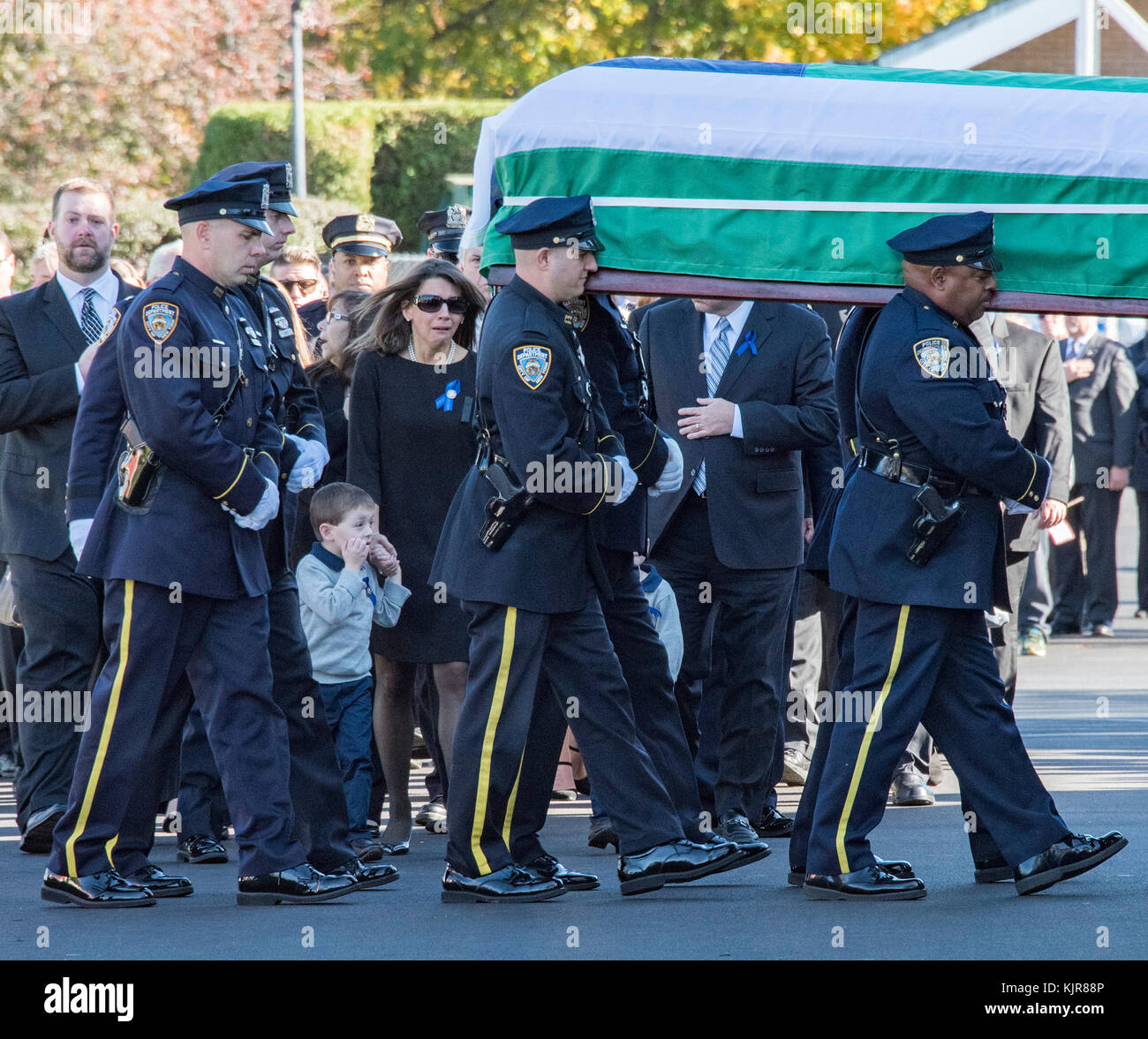 NEW YORK, NY - NOVEMBER 10: Bürgermeister von Blasio, besucht Beerdigung. NYPD Sgt. Paul Tuozzolo wird aus der St. Rose of Lima römisch-katholischen Kirche in Massapequa gebracht Diese Beerdigung, Zehntausende von NYPD Offizier und Polizisten aus dem ganzen Land hatte sich auf Merrick Rd. In Massapequa, NY für die Beerdigung von NYPD Sgt. Paul Tuozzolo, der letzte Woche in der Pflicht getötet wurde. Personen: Sgt. Paul Tuozzolo Stockfoto