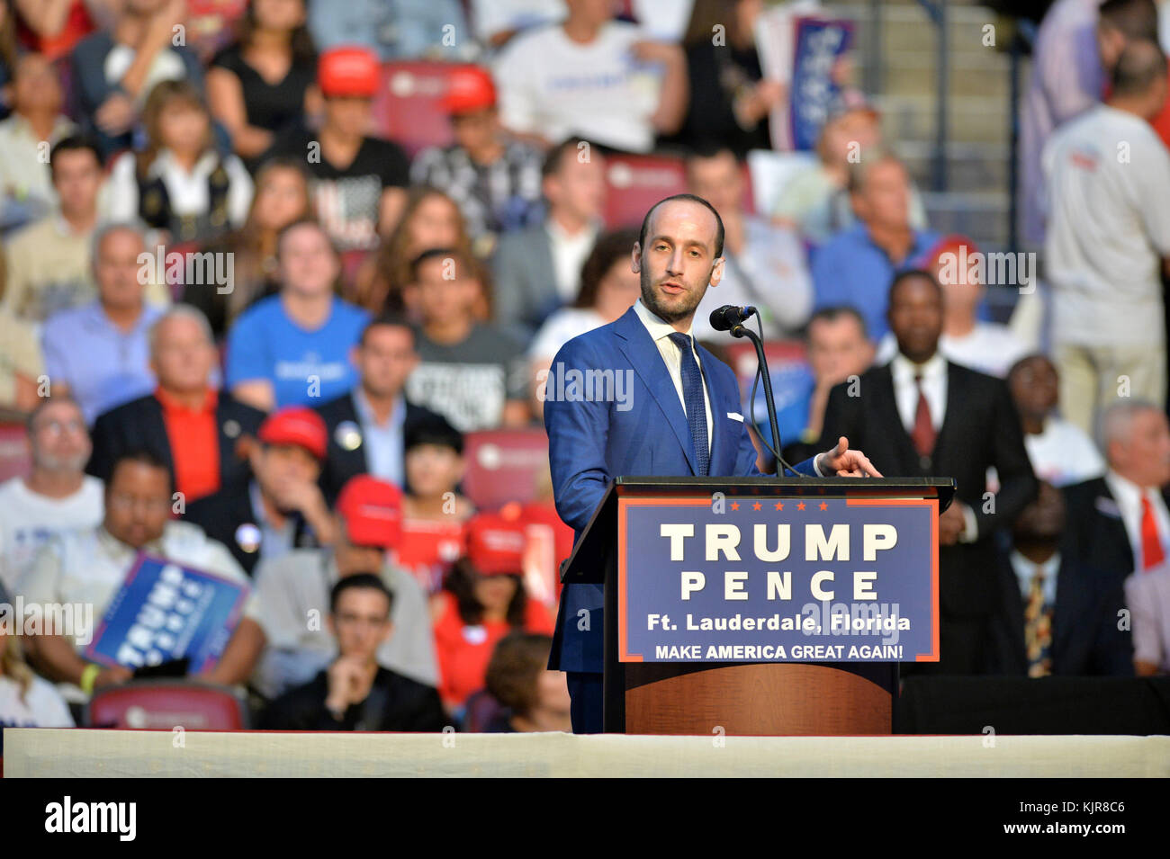 SUNRISE, FL - AUGUST 10: Stephen Miller spricht während Donald J. Trump Wahlkampfveranstaltung im BB&T Center am 10. August 2016 in Fort Lauderdale, Florida Leute: Stephen Miller Stockfoto