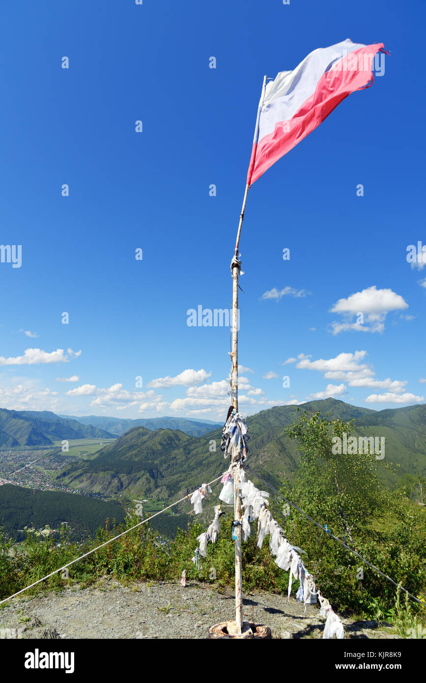 Russische Flagge auf dem Berg Kamel in der Nähe von Tschemal. Republik Altai, Sibirien. Russland Stockfoto