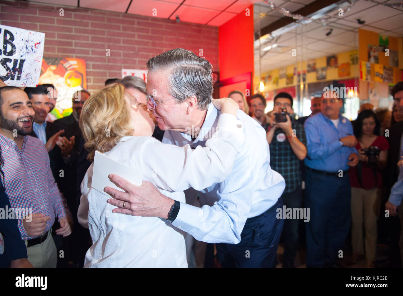 MIAMI, FL - DEZEMBER 28: Republikanischer Präsidentschaftskandidat und ehemaliger Gouverneur von Florida Jeb Bush hält am 28. Dezember 2015 in Hialeah, Florida, ein Treffen und eine Begrüßung im Chico's Restaurant ab. Personen: US-Rep - Ileana Ros-Lehtinen, Jeb Bush Stockfoto