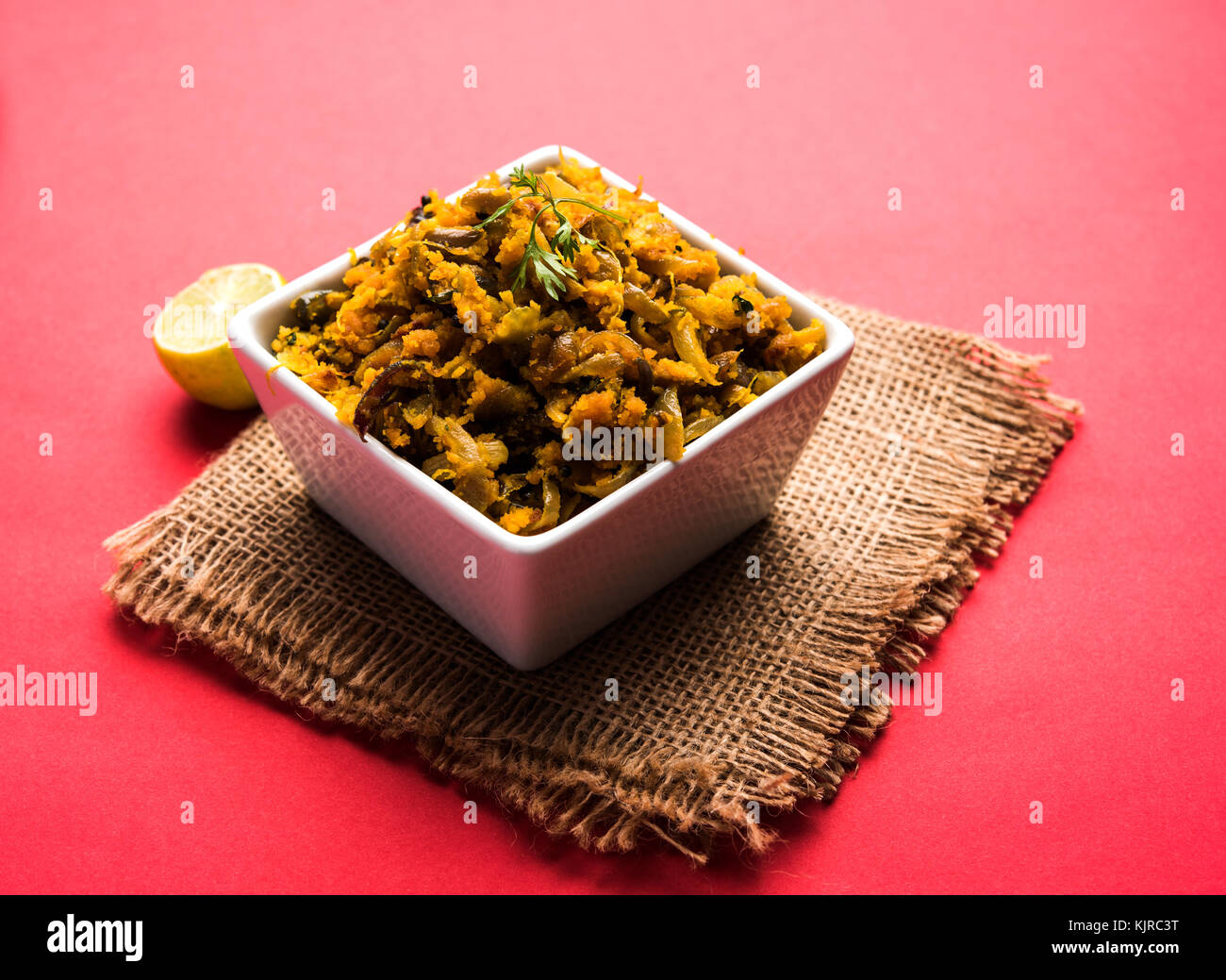 Bhakar zunka pithla oder pitla, beliebte vegetarische Rezepte aus Indien Stockfoto